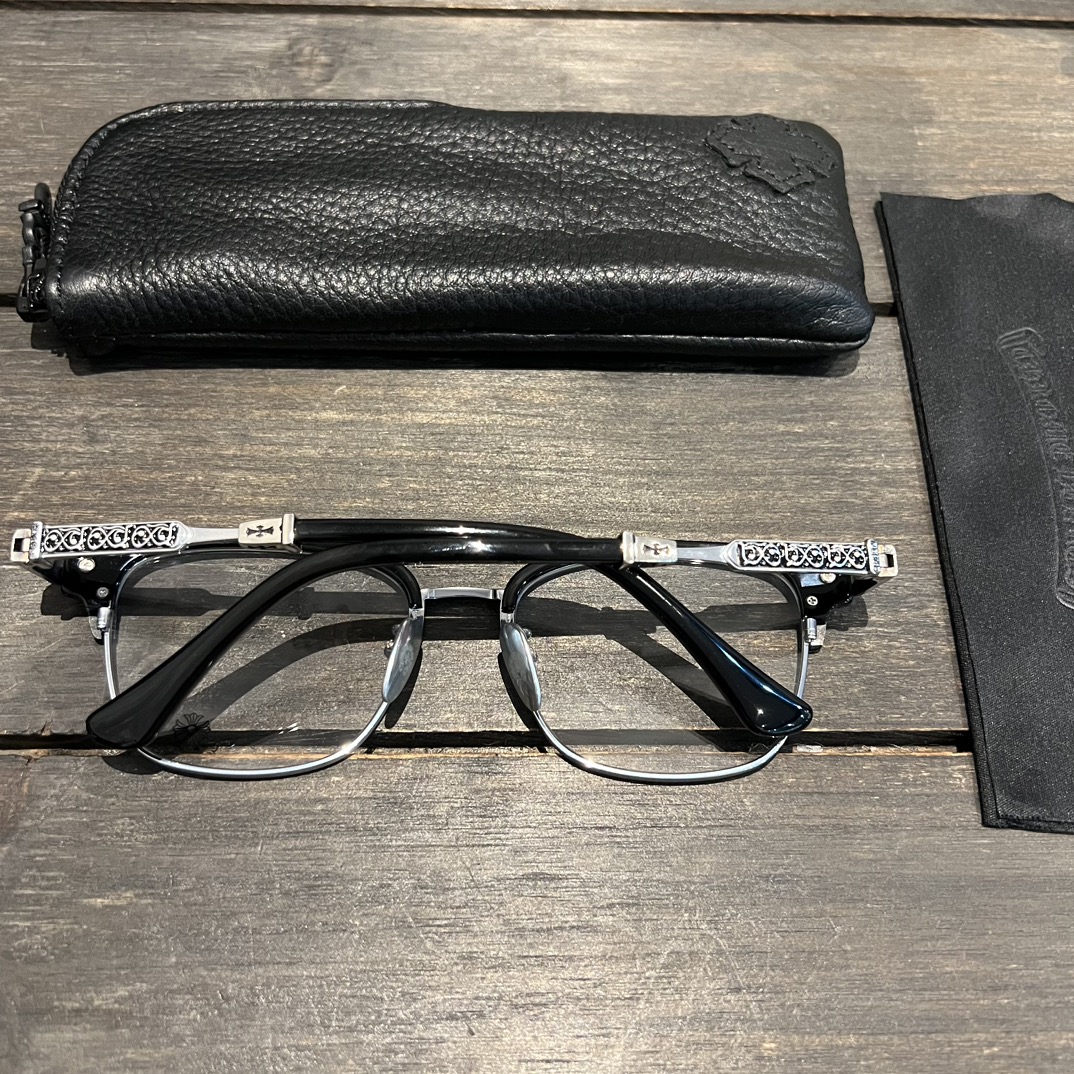 Chrome HeartsVine-patterned Glasses, Classic Black FrameTitanium alloy frame, as popular as Xue Zhiqian's glasses, unisex, classic vine element on the temples, impeccable detailsSizes: 54 (18-146)A universally flattering style, fashionable bla