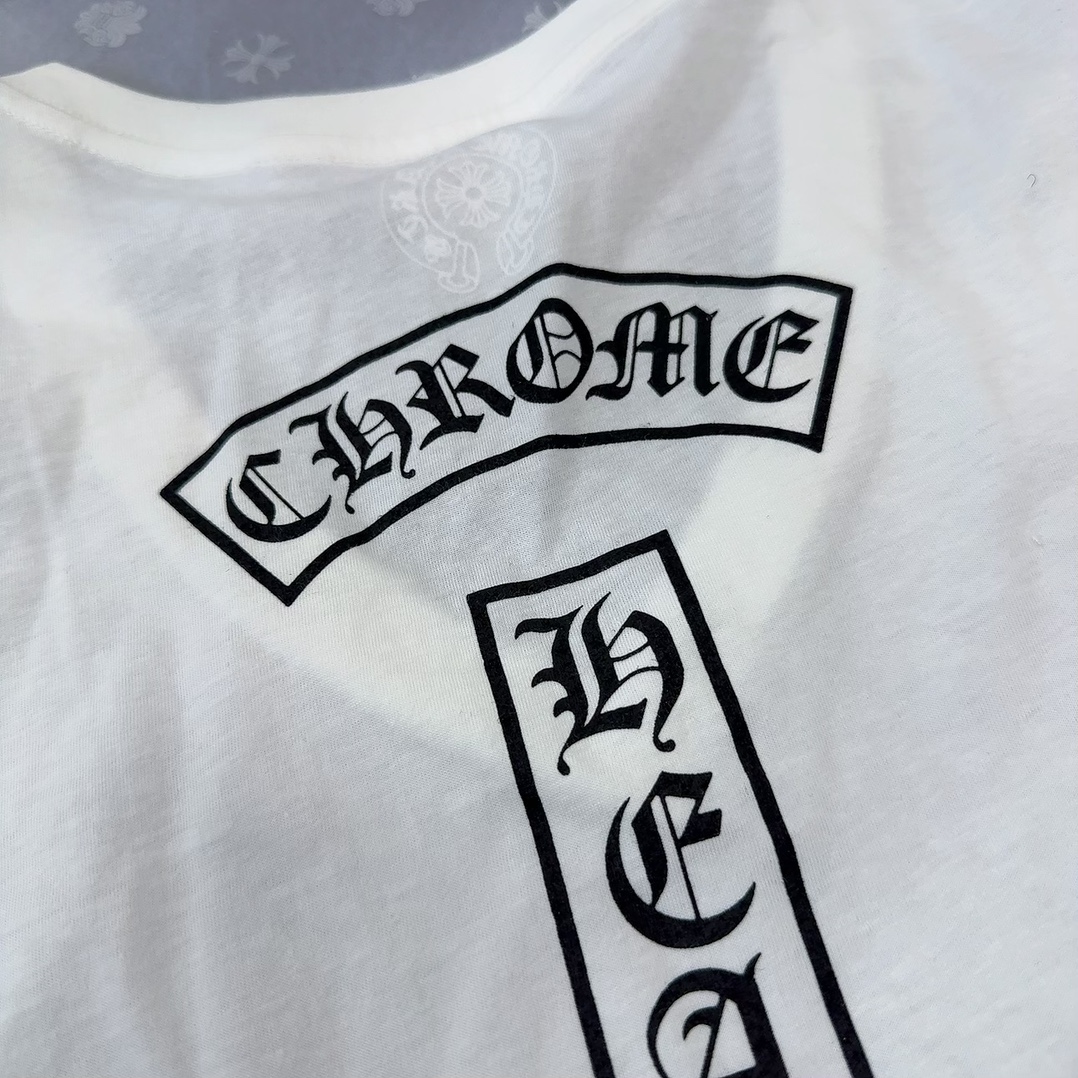 Chrome Hearts Popular V-Neck Women's Horseshoe Print Short-Sleeve T-ShirtMade from custom-dyed Yb pure cotton, soft and delicate, with matching neckline sizesSizes: S M L