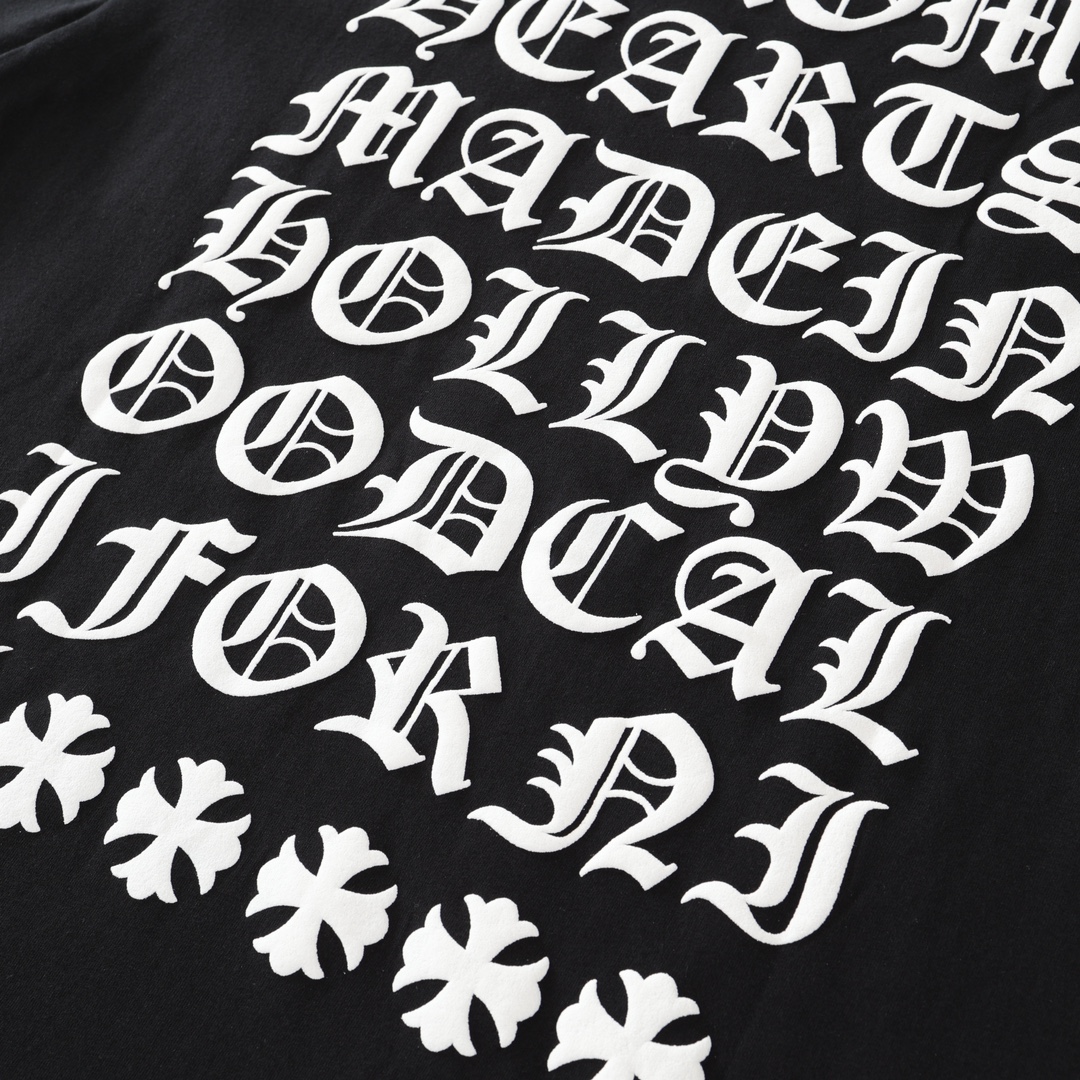 CH's new all-over print short-sleeved T-shirt. All sizes available. Made of 26-knit 180g pure cotton blend. Garment washed finish. Printed using a foaming process. Custom accessories. High-quality craftsmanship from a reputable factory. Comfortable a