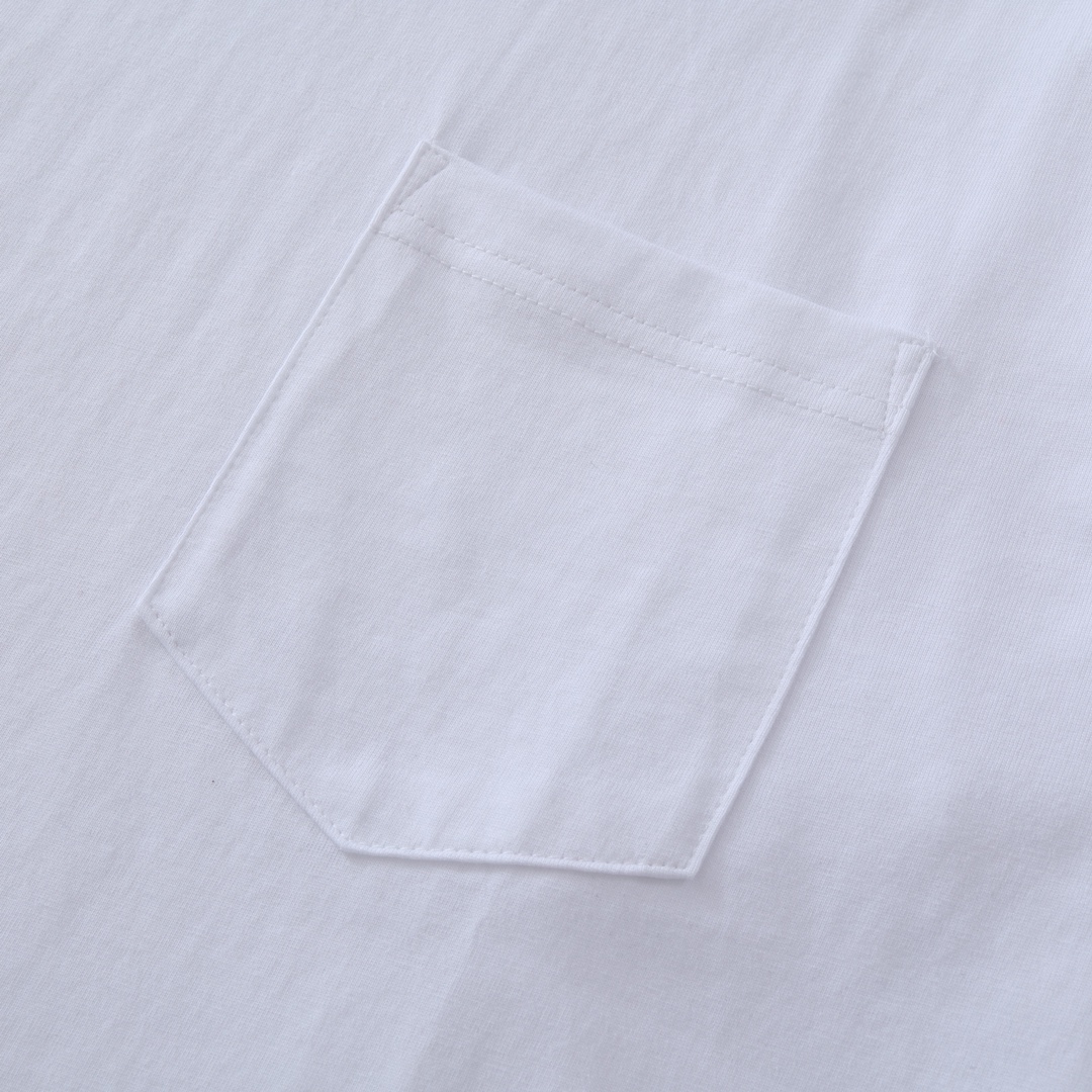 CH's new Sanskrit print long-sleeved shirt with collar. Available in three colors and all sizes. Original Hong Kong import, purchased for 8399. Made of 220g 100% cotton. The print uses a foaming process. Custom accessories. High-quality workmanship f