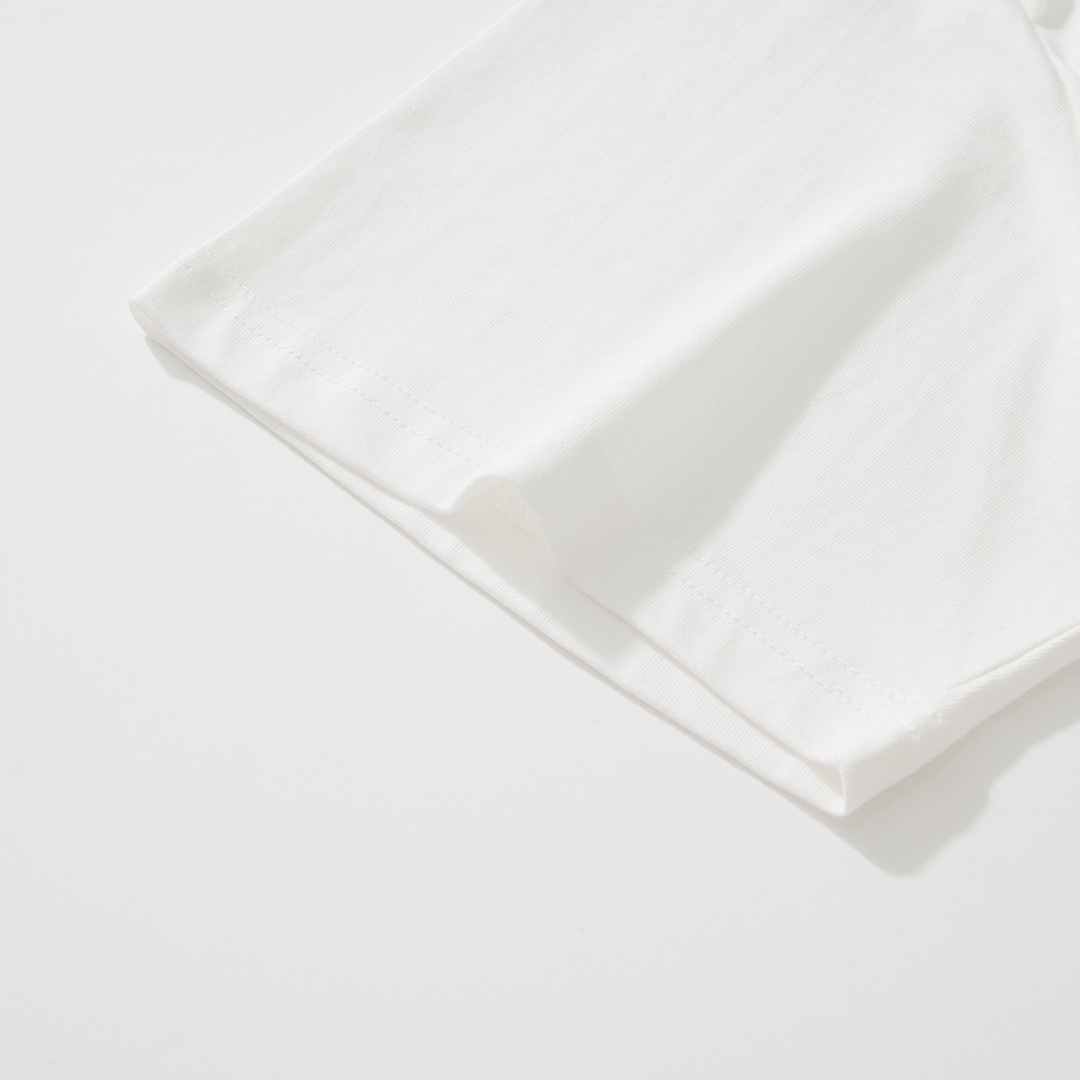 CH Foti Skull T-Shirt. Made of 230g 100% cotton. The print uses a thermosetting ink process. Custom-made accessories. Produced by a major manufacturer, demonstrating exceptional craftsmanship. Comfortable and natural to wear. Sizes S-XL