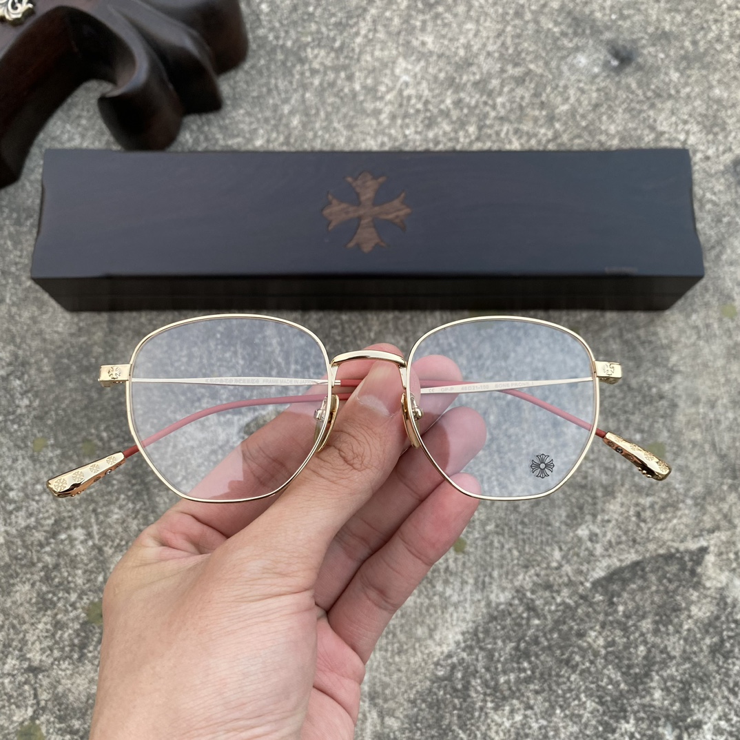 CH Ultralight Pure Titanium Cross-Shaped Glasses (Red and Gold Color Scheme)A super popular pair! Consistent with the original, nose pads, and mixed-media quality. Every detail is meticulously crafted, including exclusive hand-engraved lettering. O