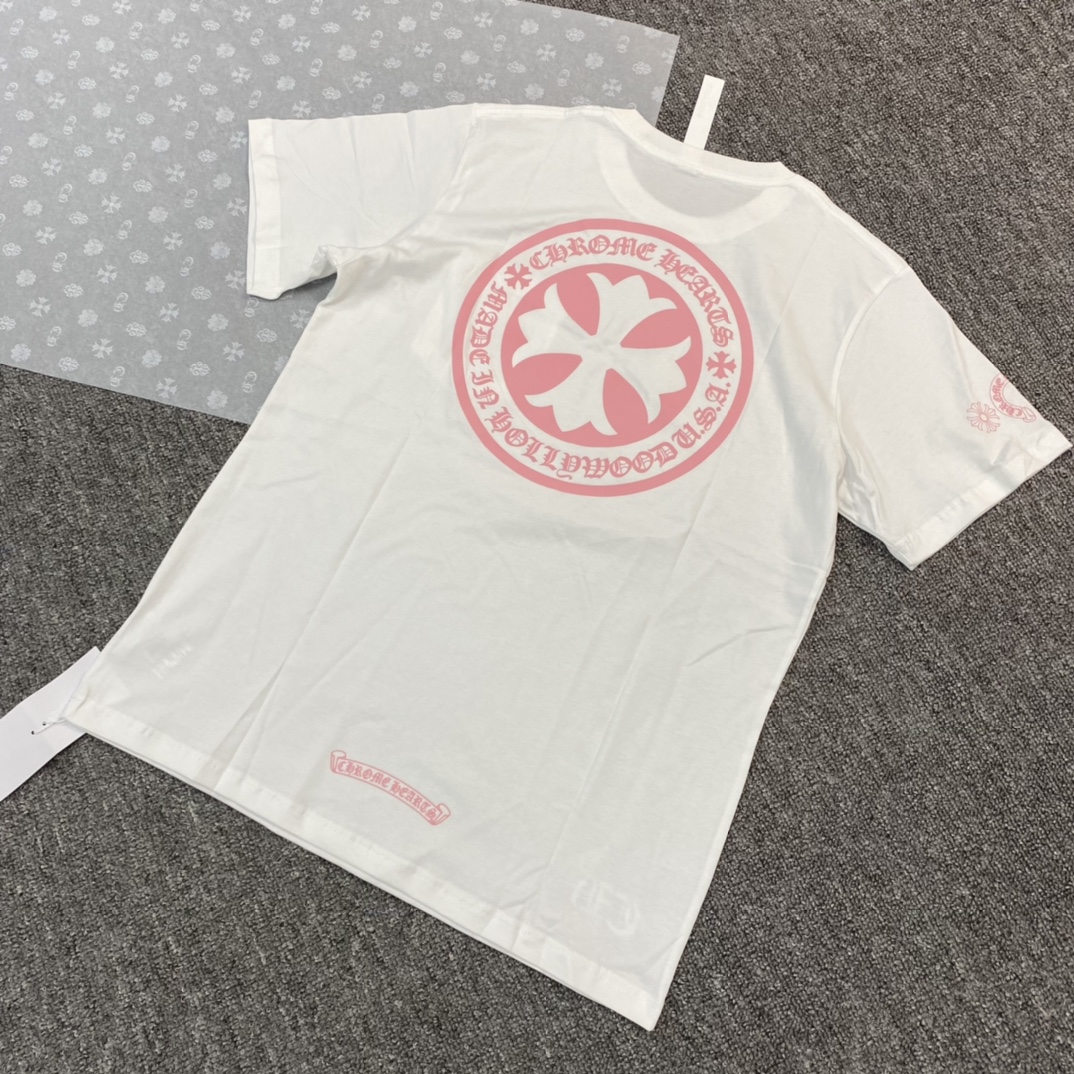 Chrome Hearts Pink Circular Cross Short-Sleeve T-ShirtFabric: Custom-woven and dyed 40% count 230g pure cotton, single-sided reactive dyeing. The entire garment features a hand-printed thermosetting ink, resulting in a slightly matte finish rather
