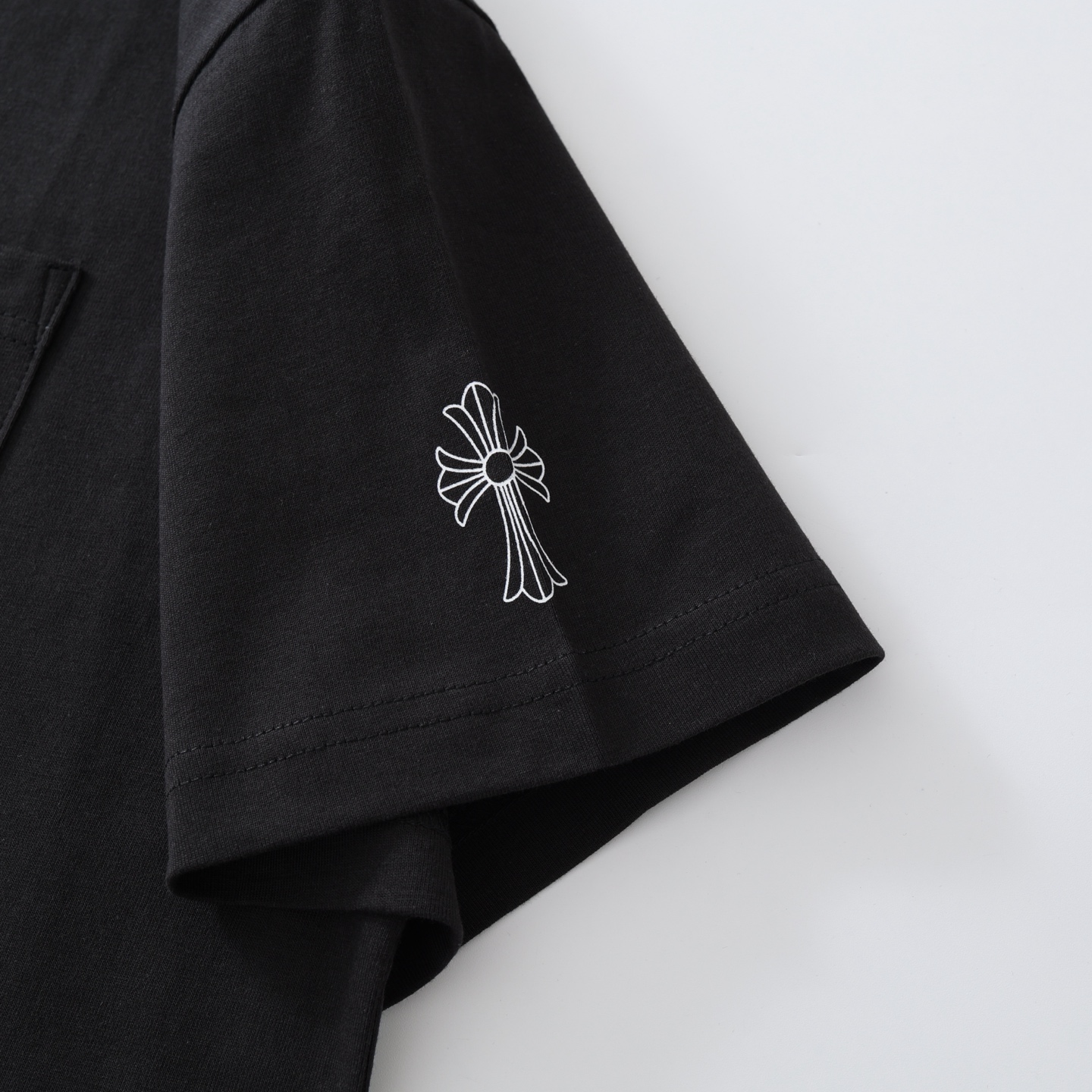 CH's new Phantom Cross Short-Sleeve T-Shirt. Available in two colors and all sizes. Made of 230g 26-knit cotton with a garment-wash finish. The print uses an ink-printing process. Custom-made accessories. High-quality craftsmanship from a reputable m