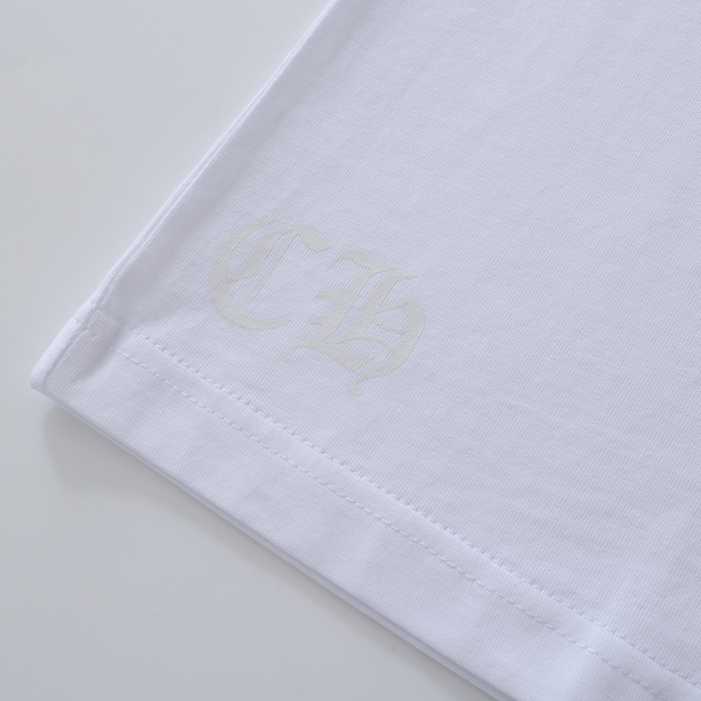 CH's new short-sleeved T-shirt with a subtle three-element pattern on the back. Available in two colors and all sizes. Made of 230g 26-knit cotton with a garment-wash finish. The print uses an ink-printing process. Custom-made accessories. Produced b