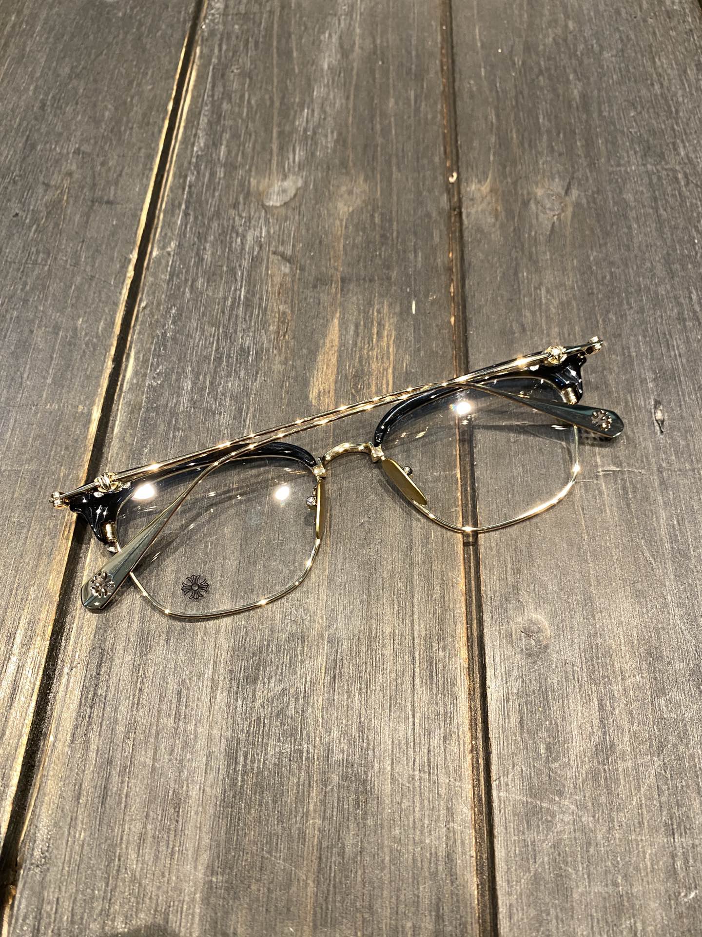 Chrome Hearts Black Gold Xue Zhiqian's Style GlassesAuthentic frames costing over 10,000 RMB are directly disassembled and developed from scratch; agent prices have been comprehensively reduced.Classics never go out of style. The Sluntradiction f