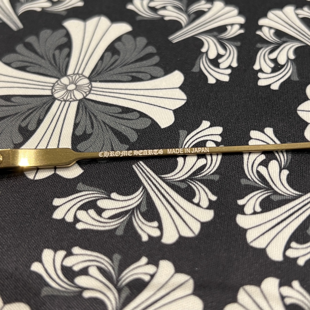 ✟𝐂𝐡𝐫𝐨𝐦𝐞𝐡𝐞𝐚𝐫𝐭✟Black and gold color scheme, black-rimmed sword and dagger style glassesFrosted black frame texture, extremely comfortable to wear. Accessories: 925 sterling silver plated with 22k gold.This is another top-quality pair of glasses w