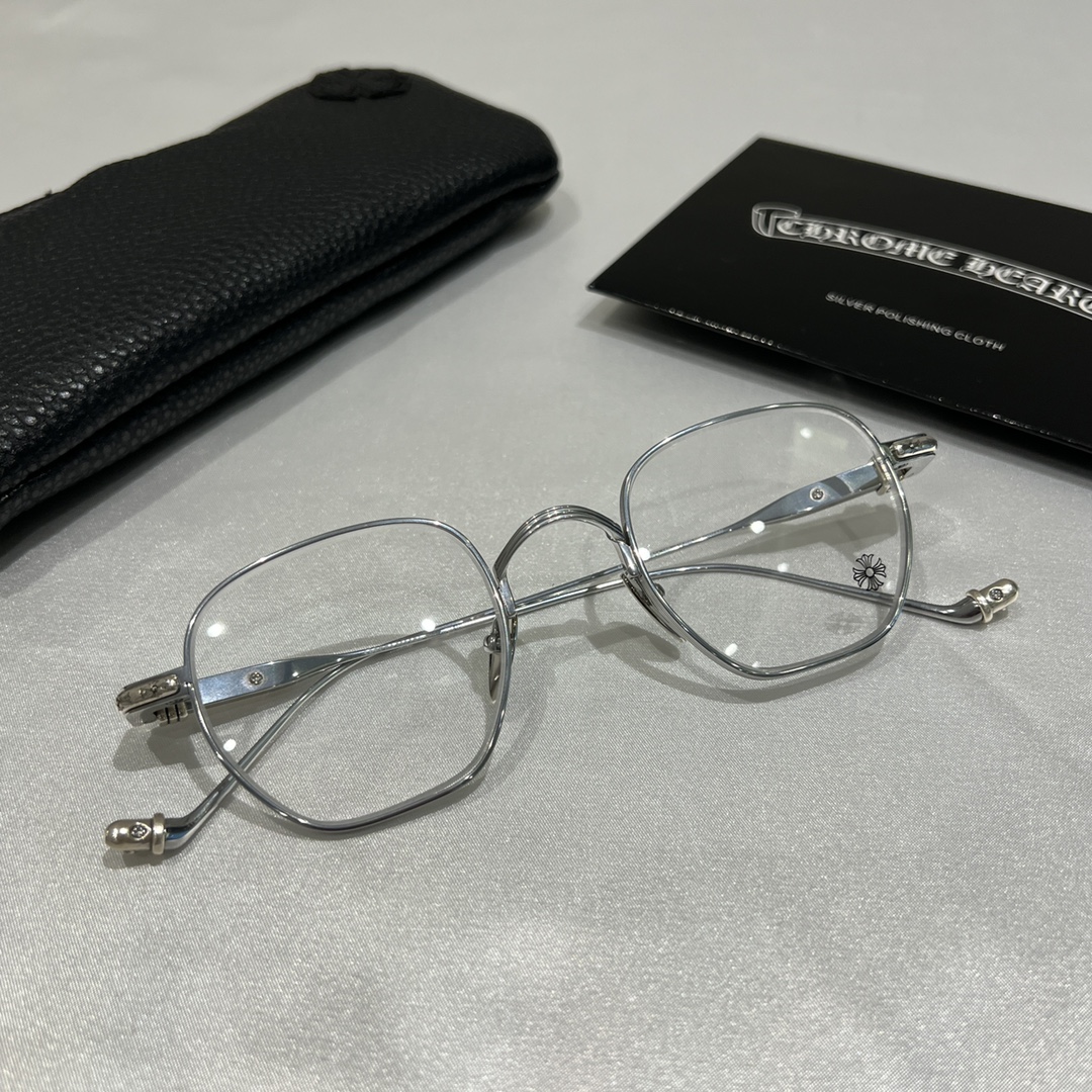 Chrome Hearts New Spring-Loaded Eyeglasses Purchased for 13,000 RMB at MixC Mall, Shenzhen. Nearly 5 months of R&D. Black and silver color scheme. Chrome Hearts' new spring-loaded eyeglass frame. The brand's first time using an embedded spring hinge,