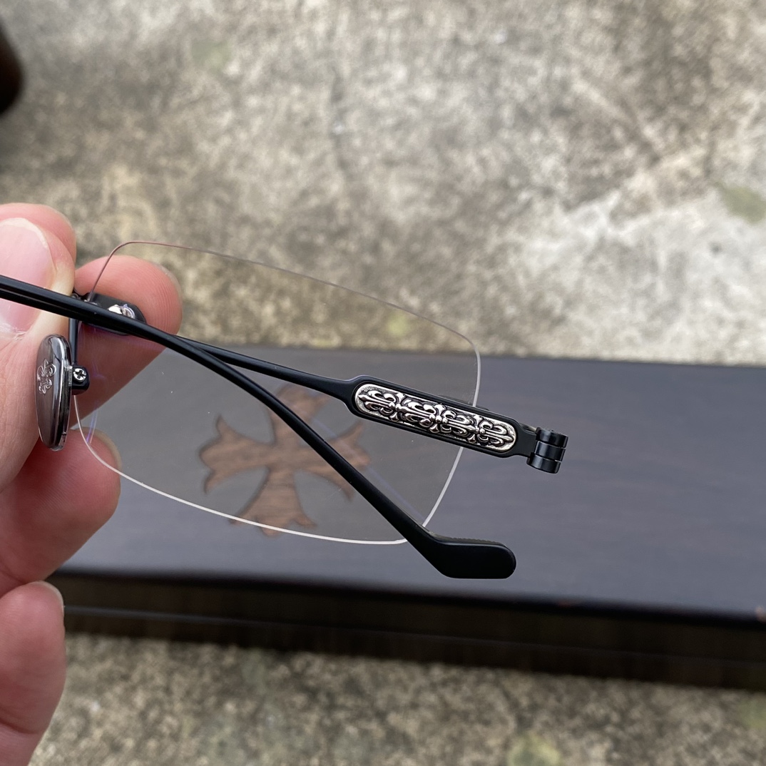 CH Frameless Cross-Patterned Matte Black GlassesA super popular pair, identical to the original, with high-quality nose pads and meticulous attention to detail. Exclusive hand-engraved lettering. Only a few hundred yuan!Glasses are personal items