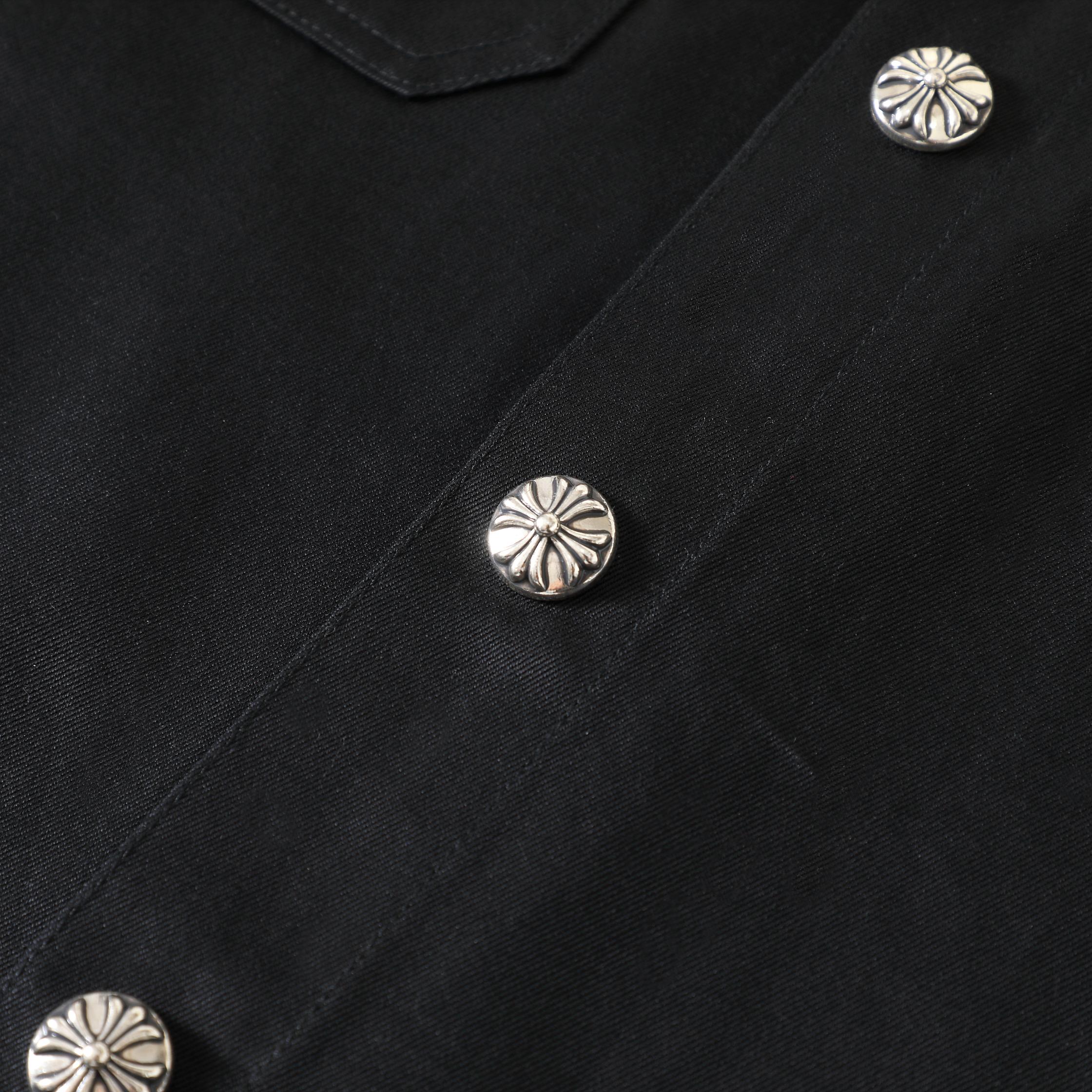 CH limited edition blue and white shirt jacket, unisex style. The fabric is made of double-strand combed yarn blended with cotton. Minimum order quantity is 3000 yards. Custom production cycle is two months. We strive for perfection in details. To en