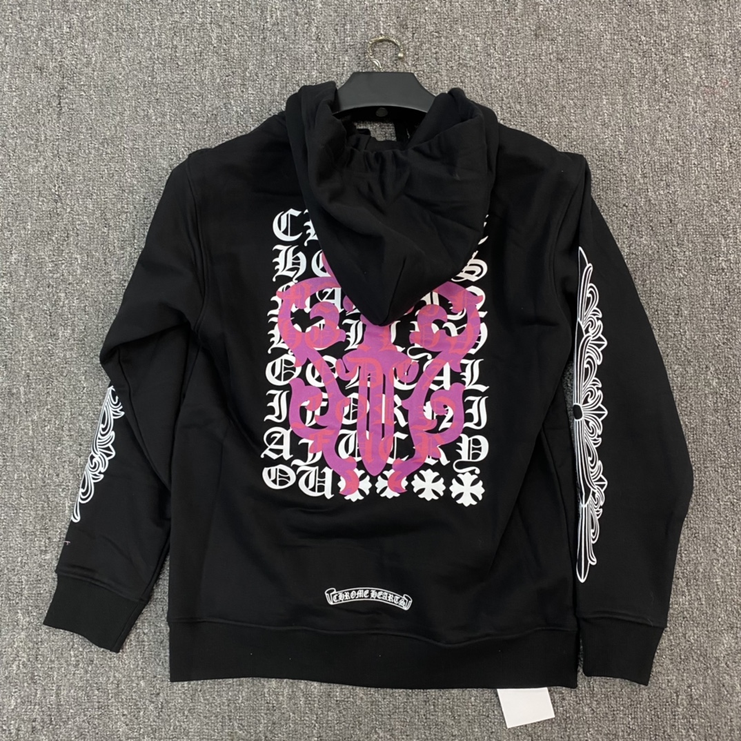 Chrome Hearts' latest purple sword and dagger zip-up hoodie. Made of 42-count 380g pure cotton, featuring a custom-made cross-shaped antique silver zipper pull and imported ink printing for a 3D effect. Perfectly customized!Sizes: M L XL XXL