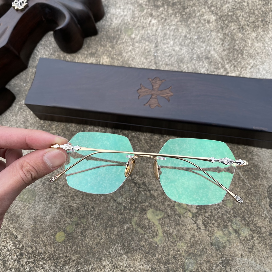 CH Frameless Square Gold Cross GlassesA super popular model, identical to the original, with high-quality nose pads and meticulous attention to detail. Exclusive hand-engraved lettering. Only a few hundred yuan!Glasses are personal items; we do n