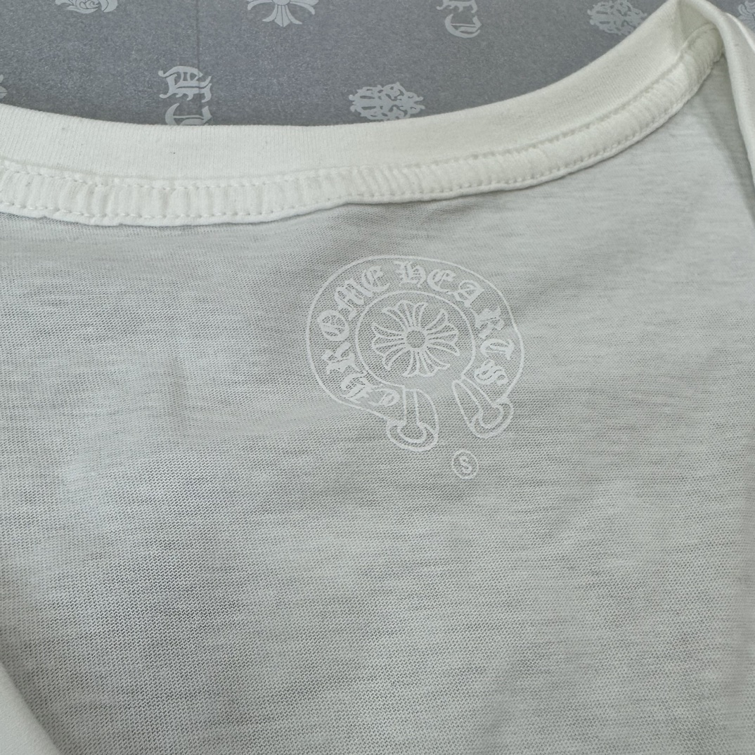 Chrome Hearts Popular V-Neck Women's Scroll Print Short-Sleeve T-ShirtMade from custom-dyed Yb pure cotton, soft and delicate, with matching neckline sizesSizes: S M L