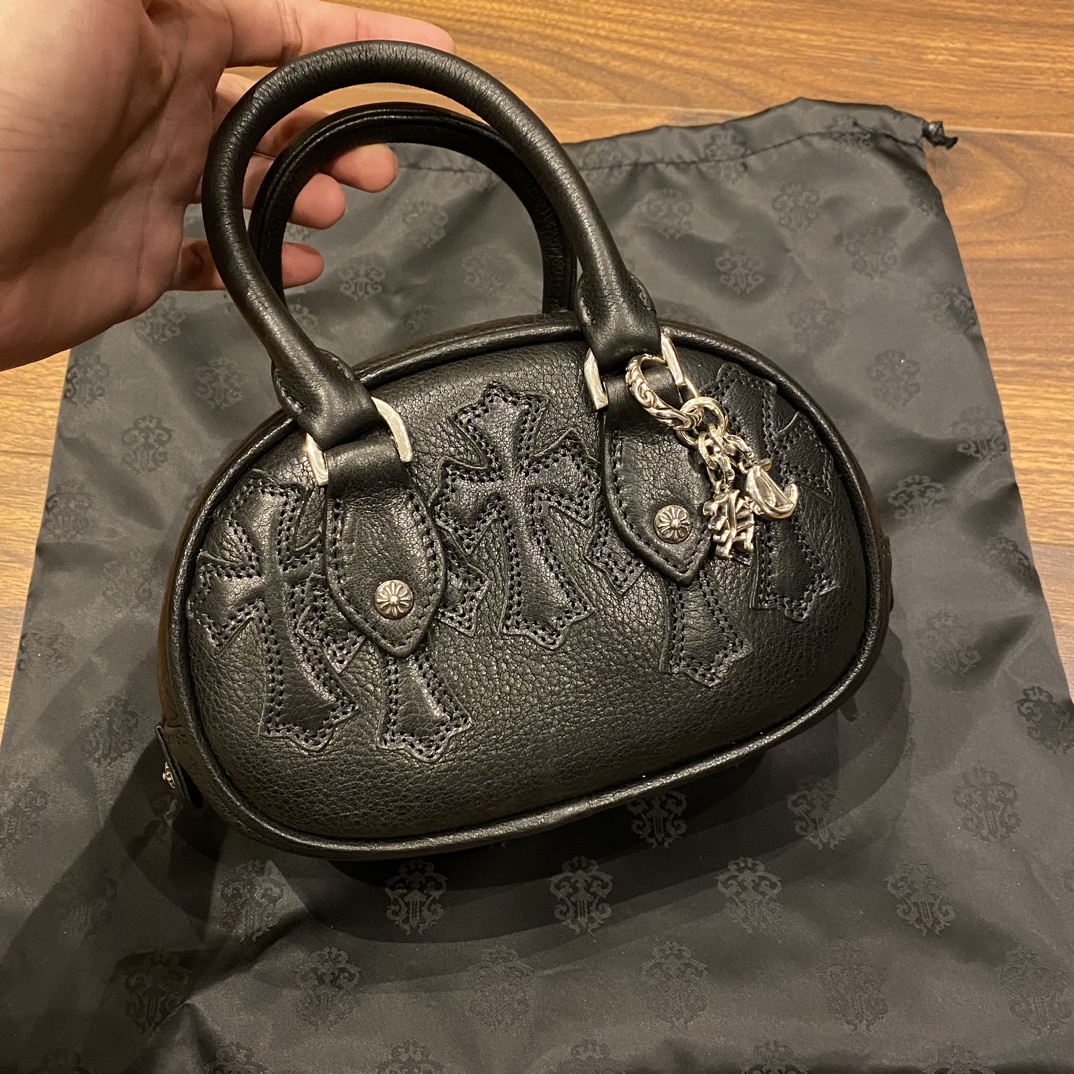 Chrome Hearts Bowling HandbagImported original leather, 925 sterling silver hardwareAll accessories are sterling silver. Correct shape and details. Go out with confidence.Material: Imported calfskin leather, 925 sterling silver hardwareCustomiza