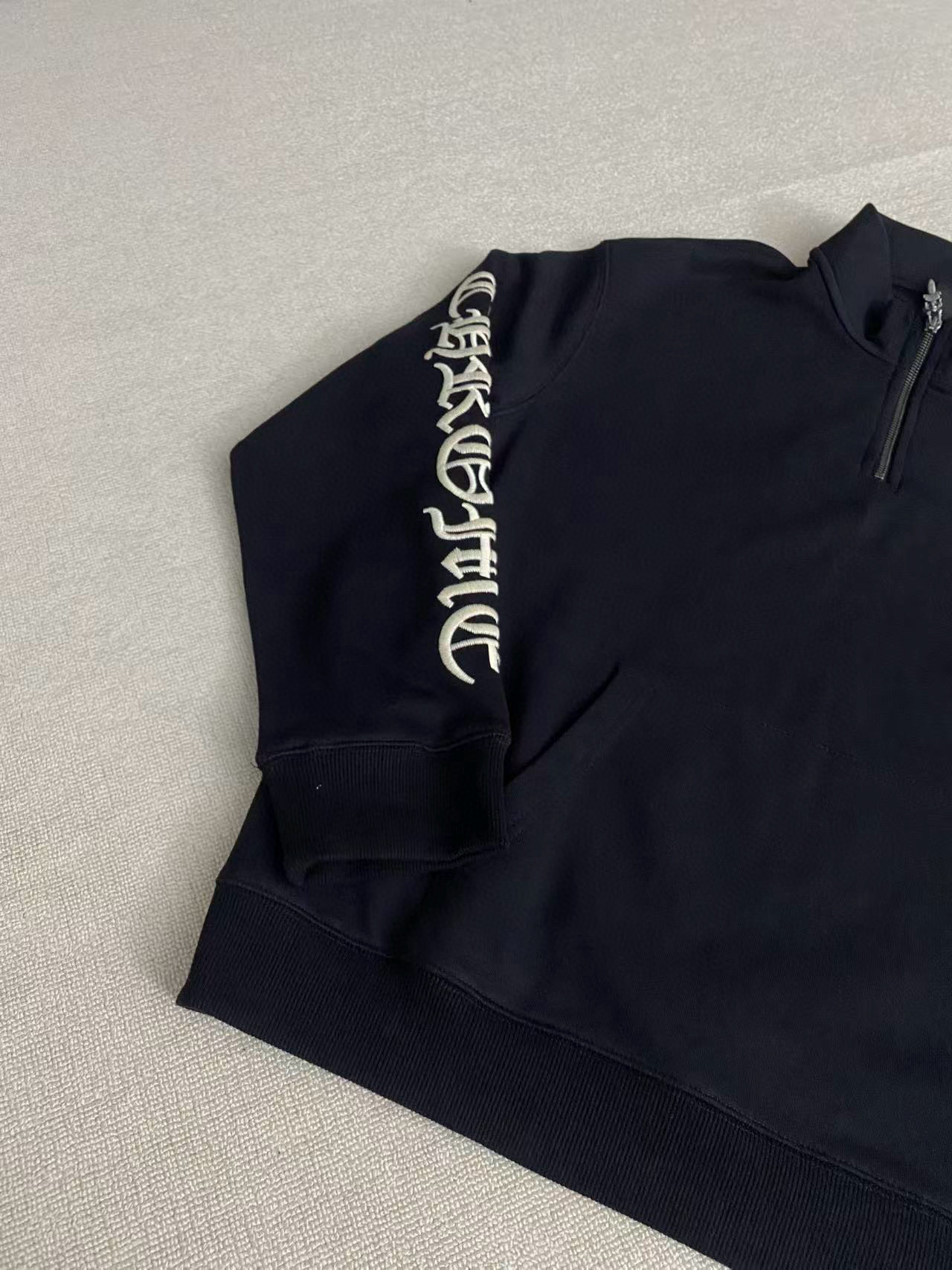 Chrome Hearts 25ss Half-Zip Collar SweatshirtFabric: 420g fleeceLocated with top-grain calfskin leather over the collar labelSizes: S, M, L