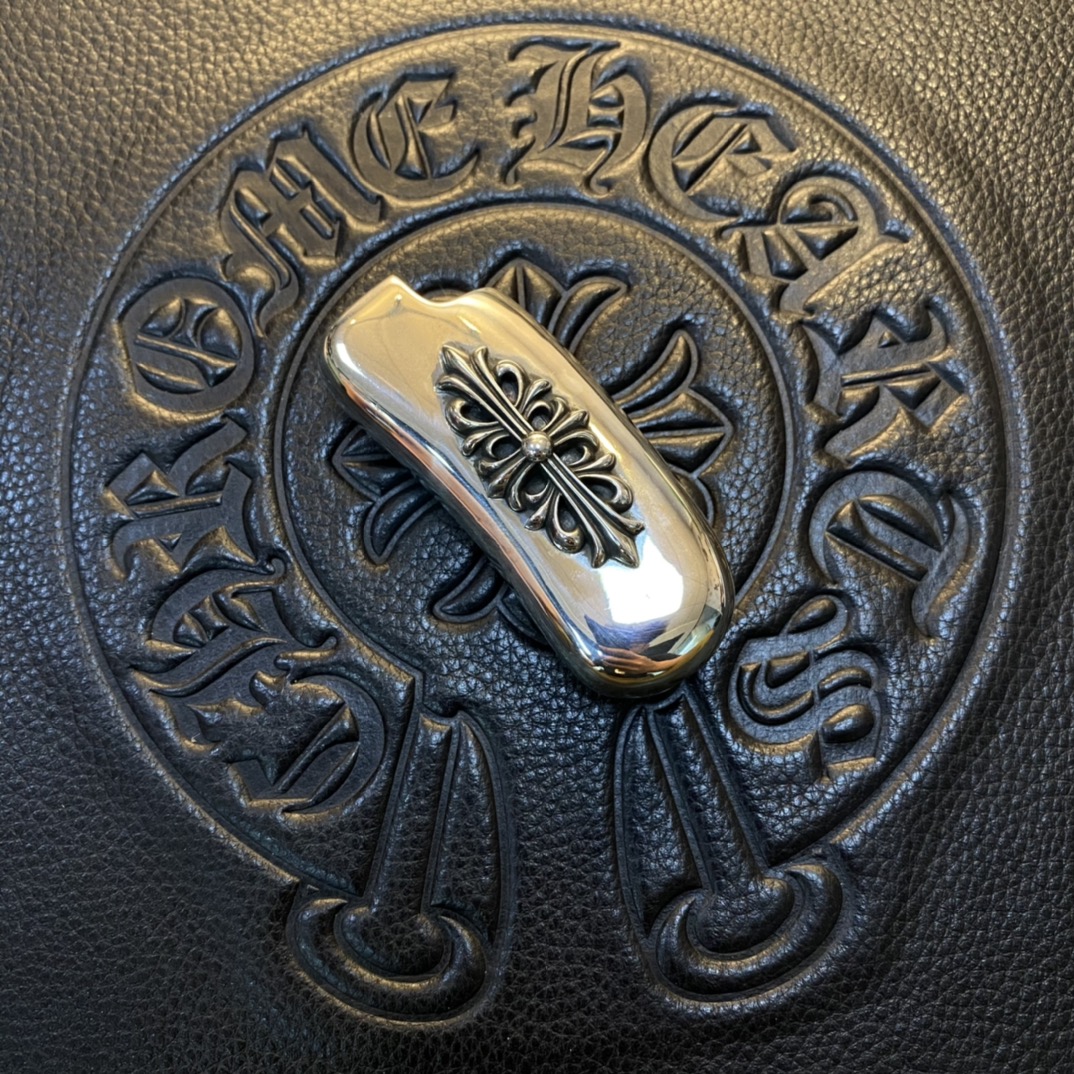 【Chrome Hearts Sterling Silver Cross Lighter Case】Real Shot Video Showcasing Overall TextureExcellent Curve and Feel, High-End Toy. Inquire if interested.Correct Version, Approximately 120g.Distinguished from the 70g standard versions on the