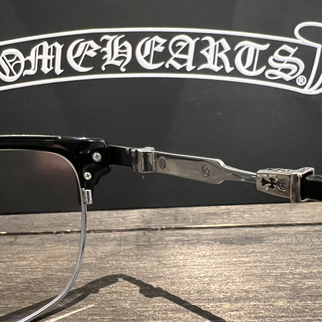 Chrome HeartsVine-patterned Glasses, Classic Black FrameTitanium alloy frame, as popular as Xue Zhiqian's glasses, unisex, classic vine element on the temples, impeccable detailsSizes: 54 (18-146)A universally flattering style, fashionable bla