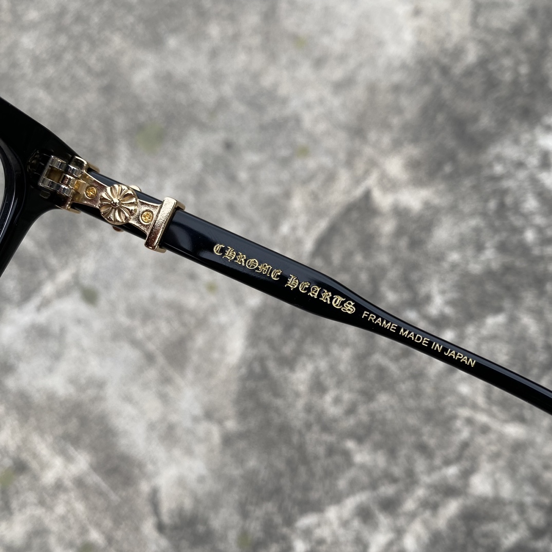 Chrome Hearts Gold Cross Black Frame Diamond-Studded GlassesExtremely comfortable to wear. This is another top-quality pair of glasses. The cross logo is printed on both sides of the frame, understated yet detailed. Suitable for both men and women.