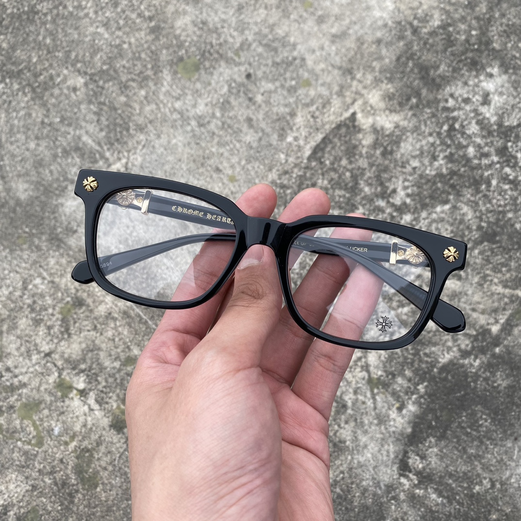 Chrome Hearts Gold Cross Black Frame Diamond-Studded GlassesExtremely comfortable to wear. This is another top-quality pair of glasses. The cross logo is printed on both sides of the frame, understated yet detailed. Suitable for both men and women.
