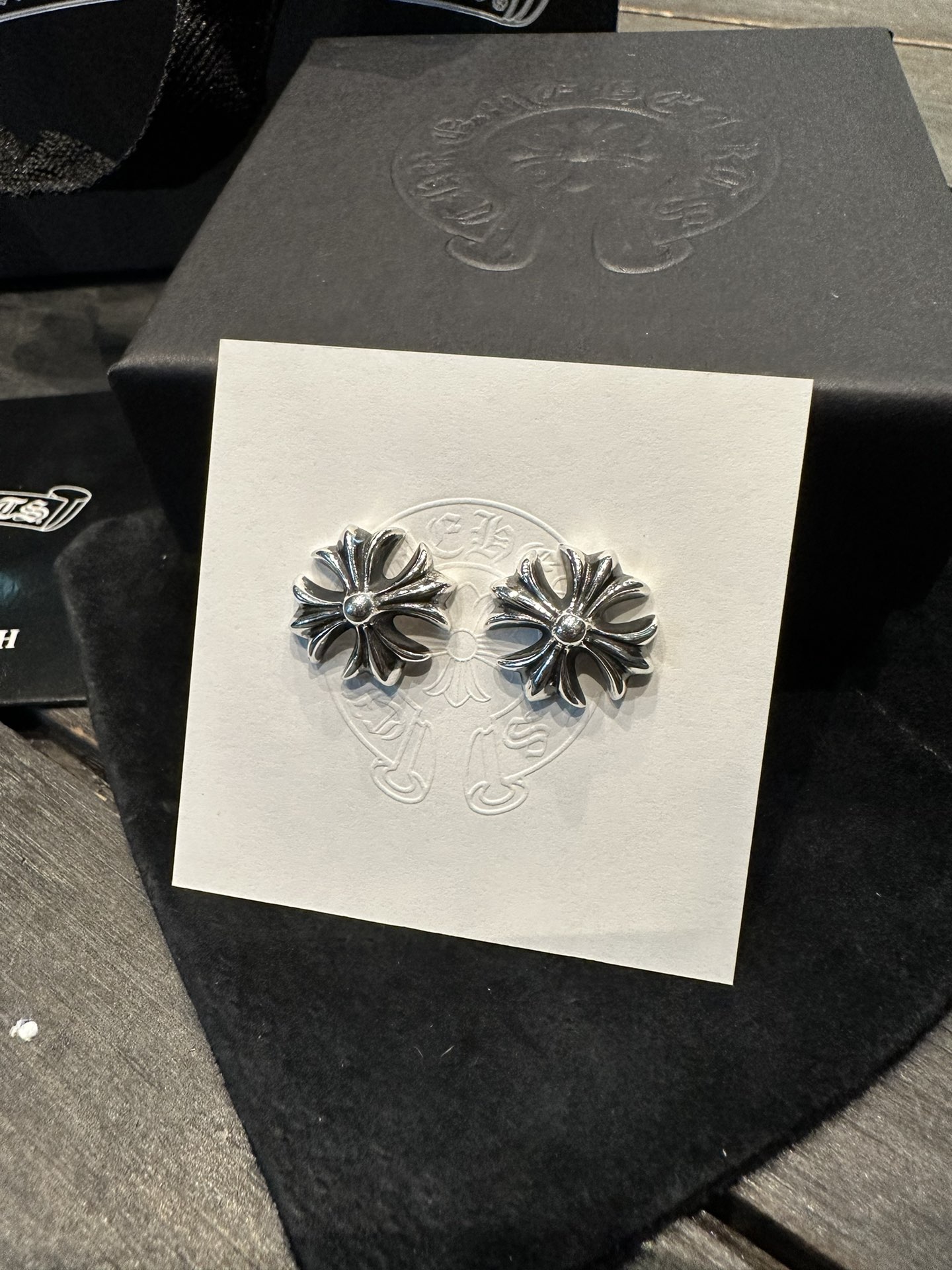 Exclusive New Arrival! Authentic product ¥4000+ (purchased for development)New Large Cross Flower Stud Earrings - Perfect Shipment! Compared to the regular small size, the large cross stud earrings are more rugged and flamboyant, eye-catching on bo