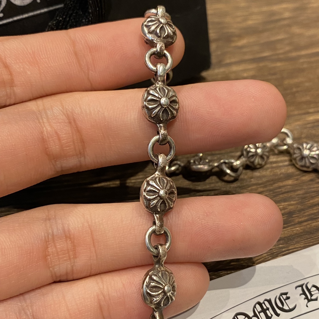 Chrome HeartsCross-patterned ball bag chain, vintage qualityAuthentic steel mold used for making bag chains and trouser chains, both highly stylish. Looks incredibly cool paired with jeans. Retail price 20,000+ RMB, no difference whatsoever. Oxidat