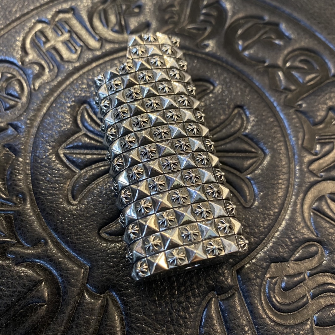 【Chrome Hearts Cross Rivet Lighter】A must-have for top-tier enthusiasts. Made entirely of 925 sterling silver.Heavy-duty custom-made, weighing over 80 grams.A lighter exuding sophistication.Can be fitted with additional rings and a letter chain.