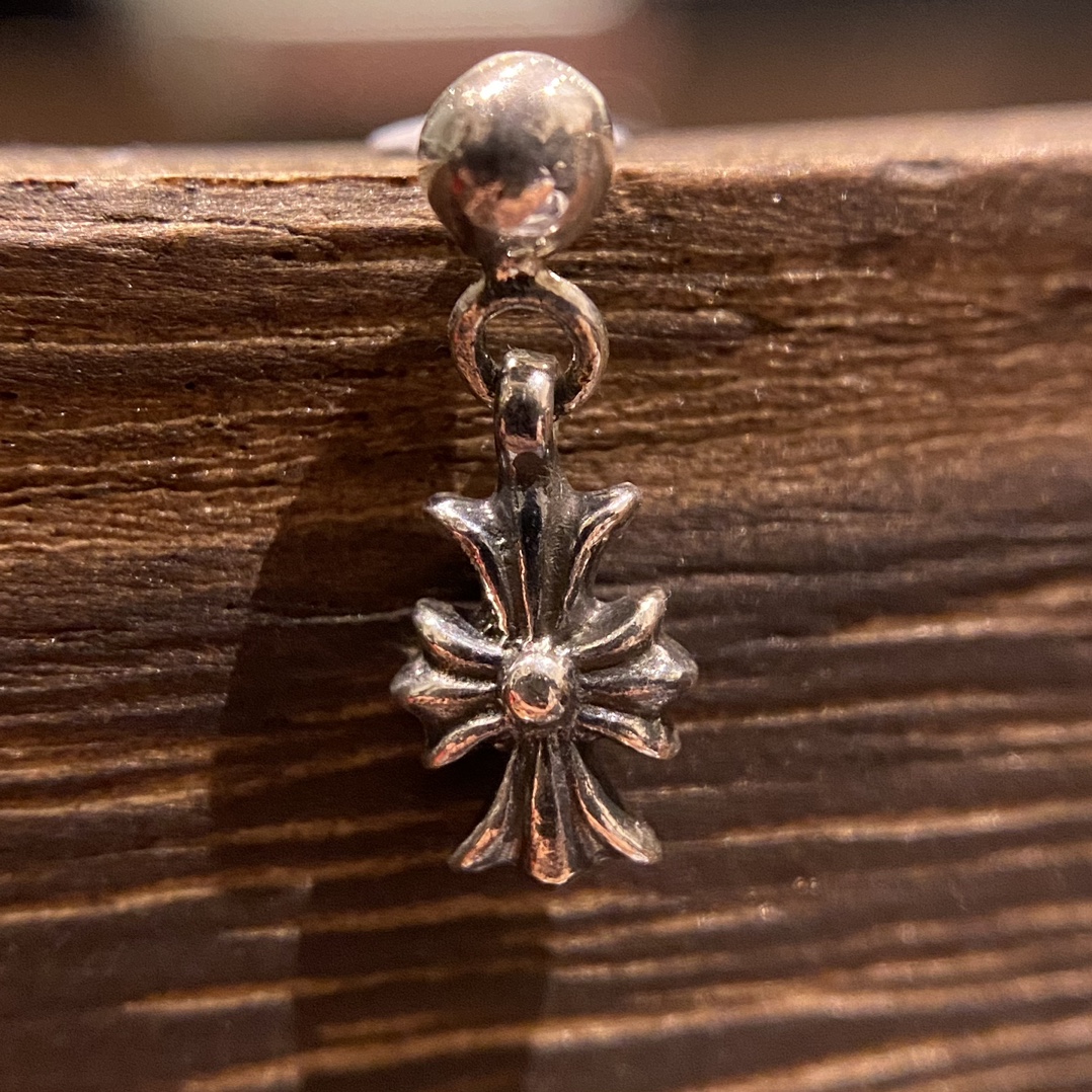 Chrome HeartsTiny E Cross Flower EarringsAuthentic replica, genuine antique engraving, anodized textureLooks beautiful on the ears, small and exquisite, worn by many celebrities