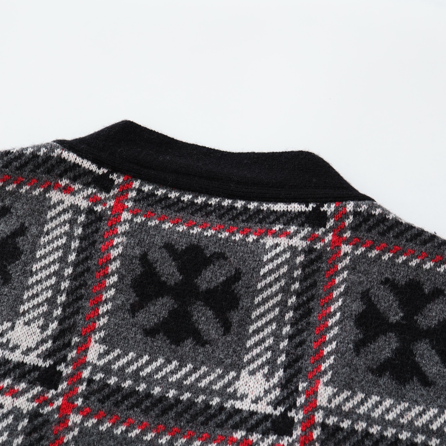 CH's new cross-knit cashmere cardigan. All sizes are now available. Original buttons purchased from the boutique for 23,300. Custom-spun yarn composition: 55% wool + 30% cashmere + 15% nylon blend. Custom genuine leather neck label. Custom-molded sil