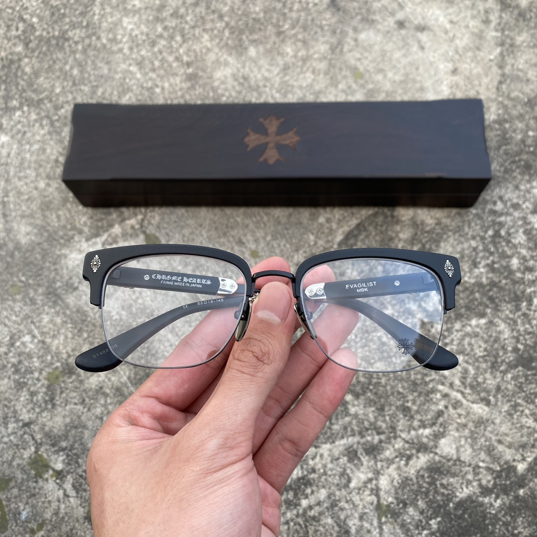 CH Matte Black Sword Cross GlassesA super popular pair, identical to the original, with high-quality nose pads and meticulous attention to detail. Exclusive hand-engraved lettering. Only a few hundred yuan!Glasses are personal items; we do not of