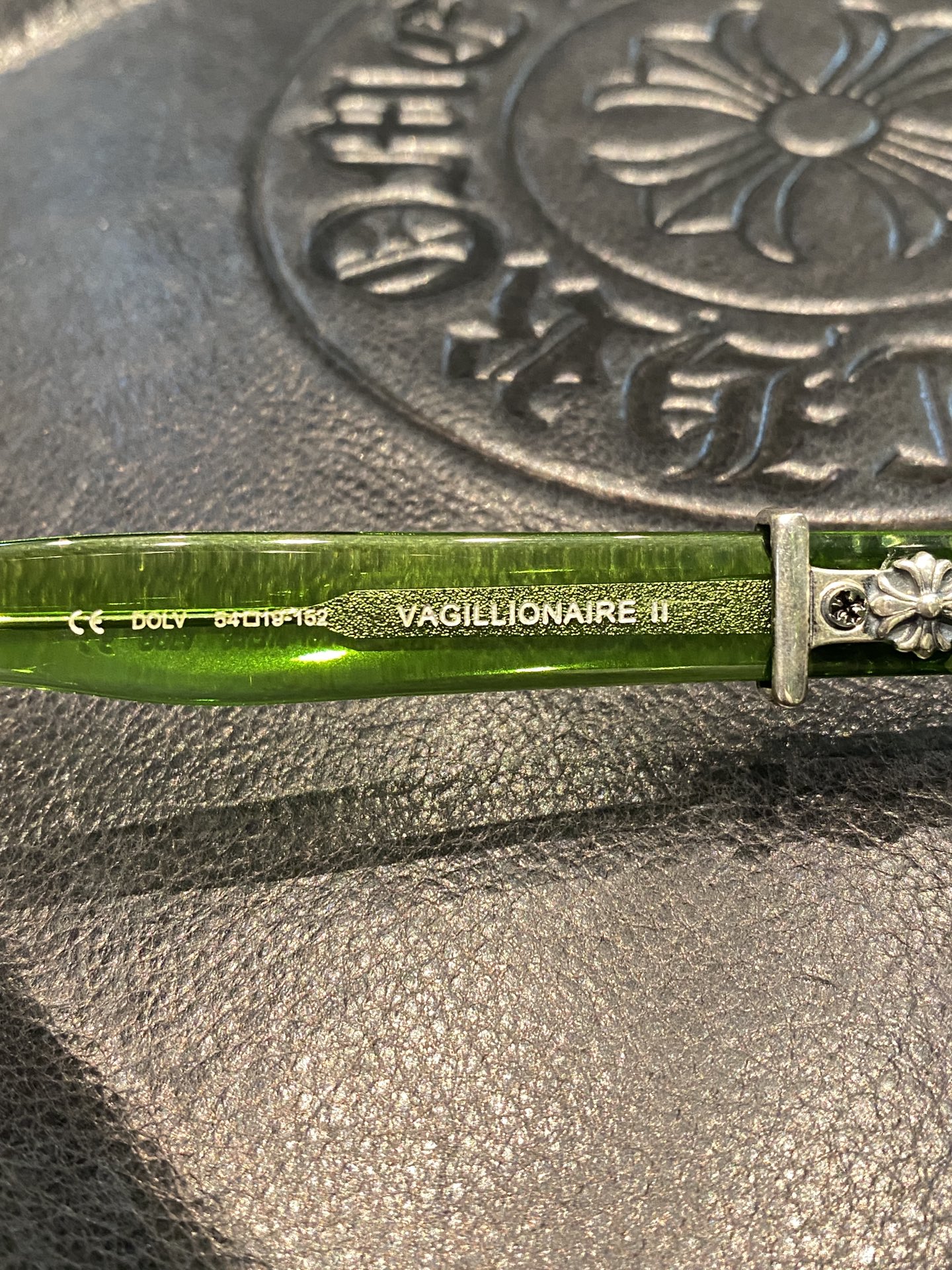 Chrome Hearts925 Sterling Silver Accessories, Emerald Green Sword GlassesCombined frame with two 925 sterling silver sword ornaments. Two cross-shaped details inside. 1:1 replica, meticulous attention to detail. The large black frame is very flat