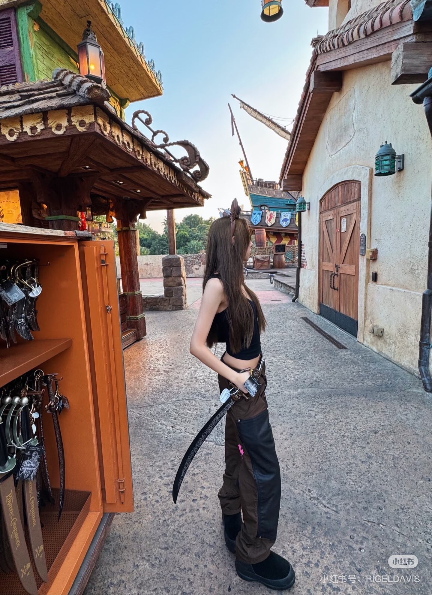 Chrome Hearts New Pants with Leather Patched and Color MatchingFeatures include silver-plated hardware.Pink leather cross on the back.Both knees are made from a single piece of leather.Sizes: 28, 30, 32, 34