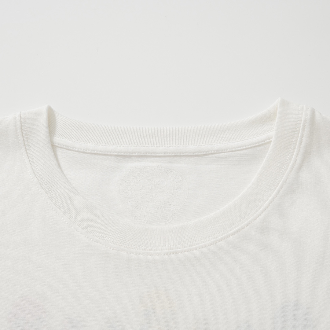 CH Foti Skull T-Shirt. Made of 230g 100% cotton. The print uses a thermosetting ink process. Custom-made accessories. Produced by a major manufacturer, demonstrating exceptional craftsmanship. Comfortable and natural to wear. Sizes S-XL