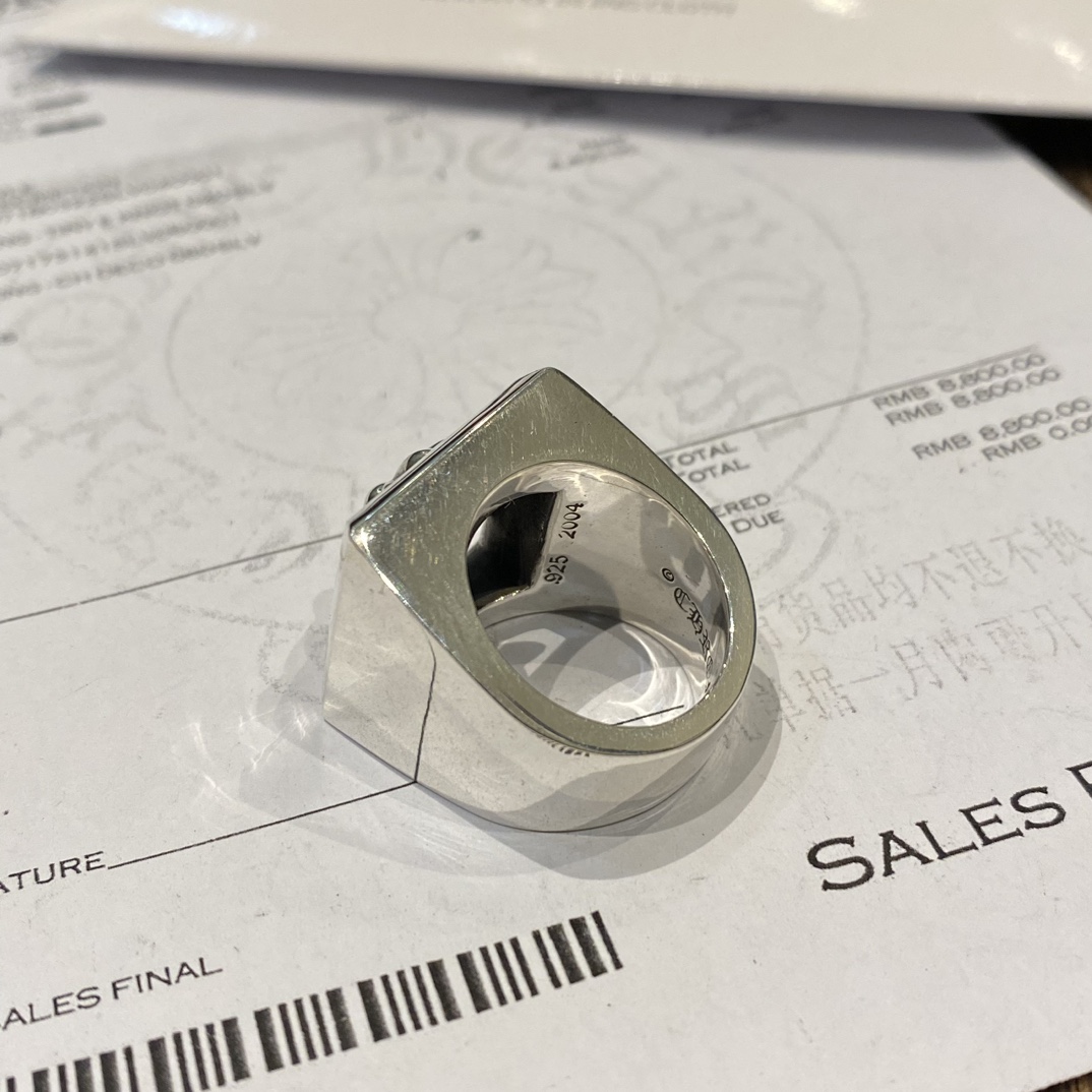 Chrome HeartsTop-quality domestic version: Hollowed-out cross ringAuthentic design, genuine-grade distressed and engraved finish, anodized textureYears of refinement, no further modifications needed. Original camera photos. The hollowed-out cro