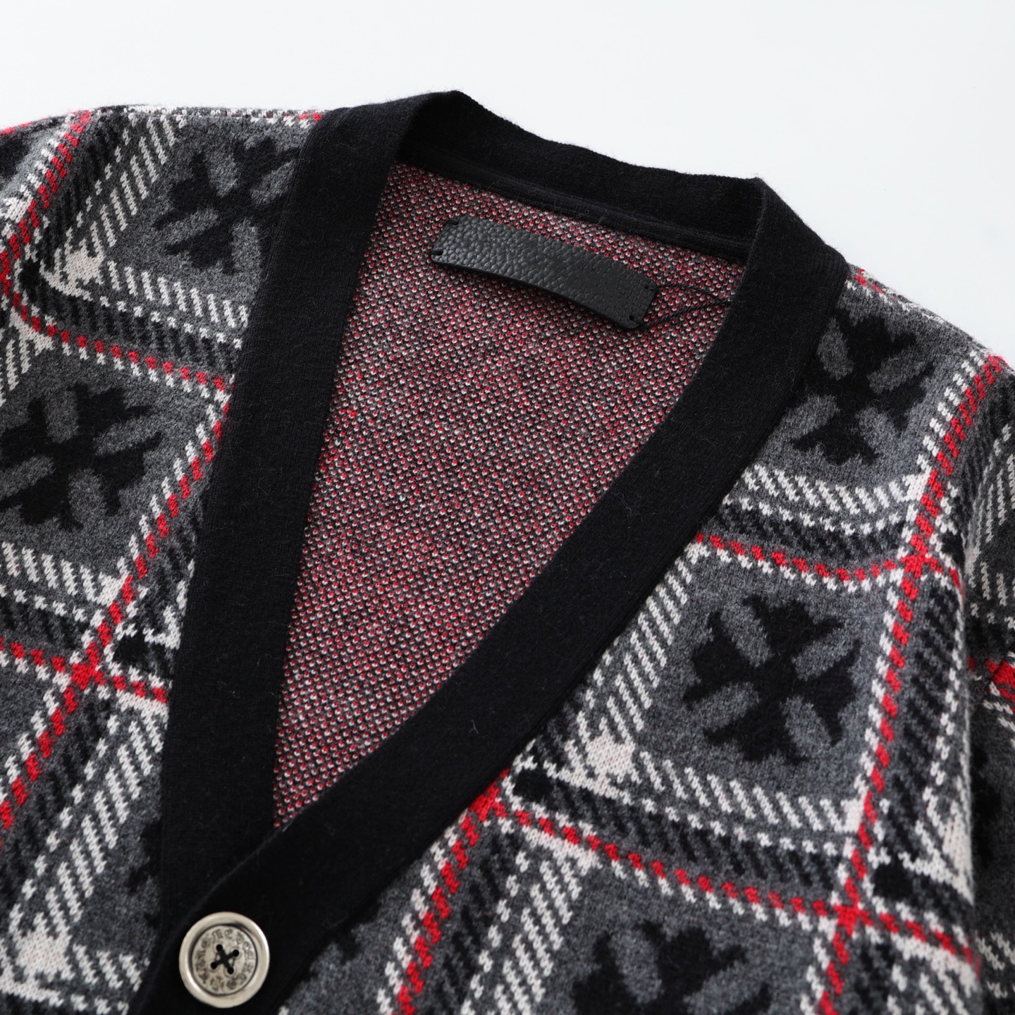 CH's new cross-knit cashmere cardigan. All sizes are now available. Original buttons purchased from the boutique for 23,300. Custom-spun yarn composition: 55% wool + 30% cashmere + 15% nylon blend. Custom genuine leather neck label. Custom-molded sil