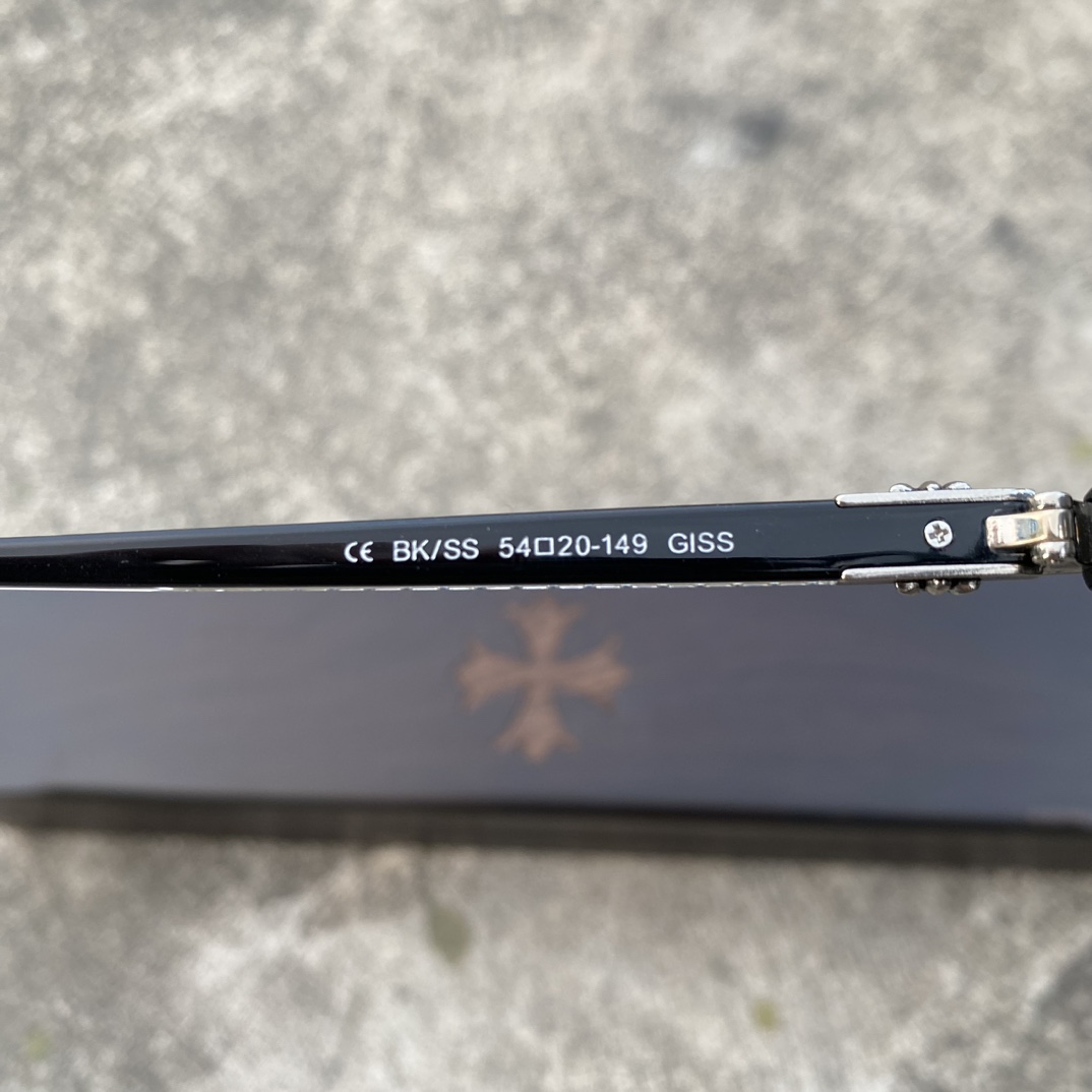 CH Cross-Pattern GlassesSuper popular, identical nose pads to the original, mixed quality. Every detail is meticulously crafted, with exclusive hand-engraved lettering. Only a few hundred yuan!Glasses are personal items; we do not offer try-on se