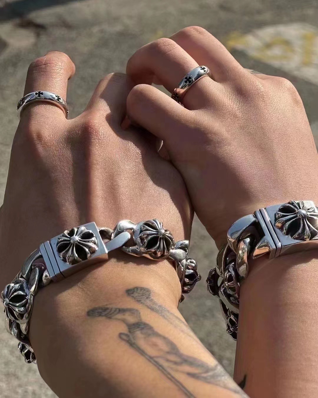 Chrome HeartsSmooth Round Cross Ring. Original version purchased for 2850 (presumably HKD). The outer cross has a deep indentation; magnification reveals the cross pattern. Oxidation finish and engraving are identical to the original. High-quality