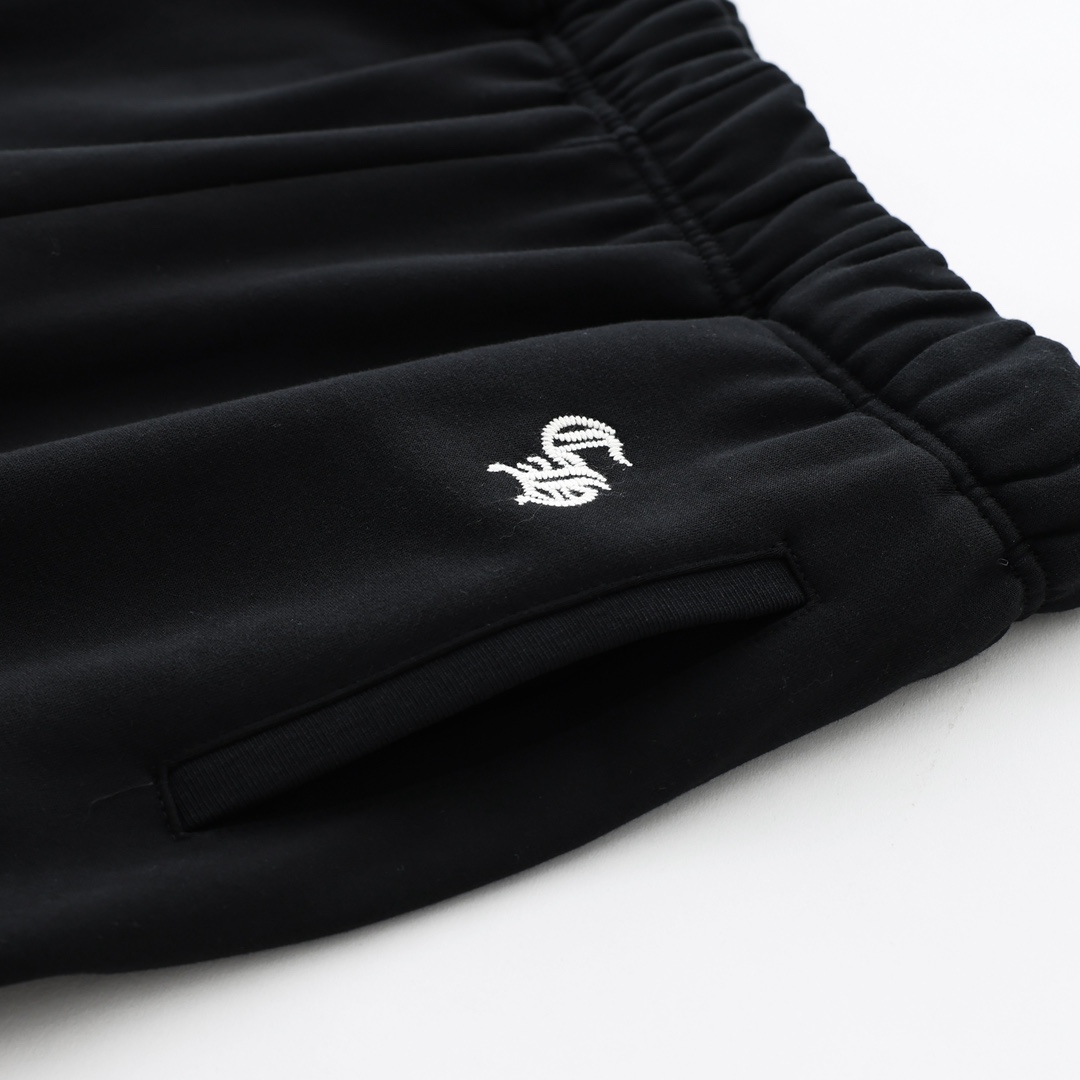 CH's new embroidered fleece trousers are now available in all sizes. Made of 350g 100% cotton fleece, they are soft, comfortable, and feature a garment-washed finish. They boast imported TAJIMA machine-set embroidery, custom-made sterling silver curv