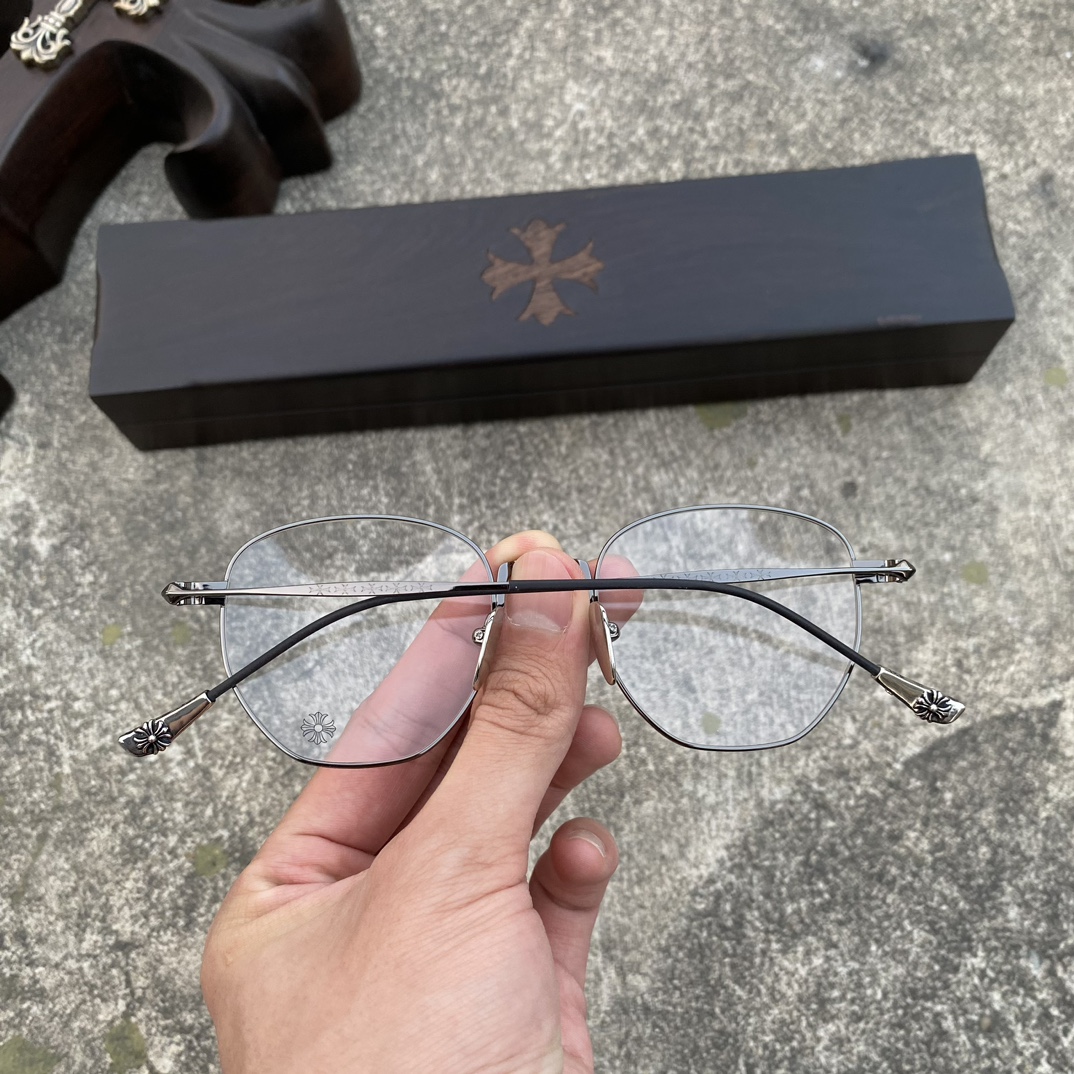 CH Ultralight Pure Titanium Cross-Shaped Glasses (Pure Black)A super popular pair, identical to the original, with high-quality craftsmanship. Every detail is meticulously crafted, featuring exclusive hand-engraved lettering. Only a few hundred yua