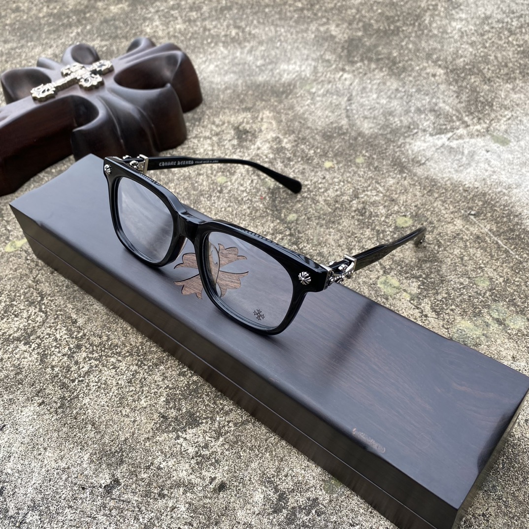CH Diamond-Studded Cross-Frame Black GlassesA super popular pair, identical to the original, with high-quality nose pads and meticulous attention to detail. Exclusive hand-engraved lettering. Only a few hundred yuan!Glasses are personal items; we