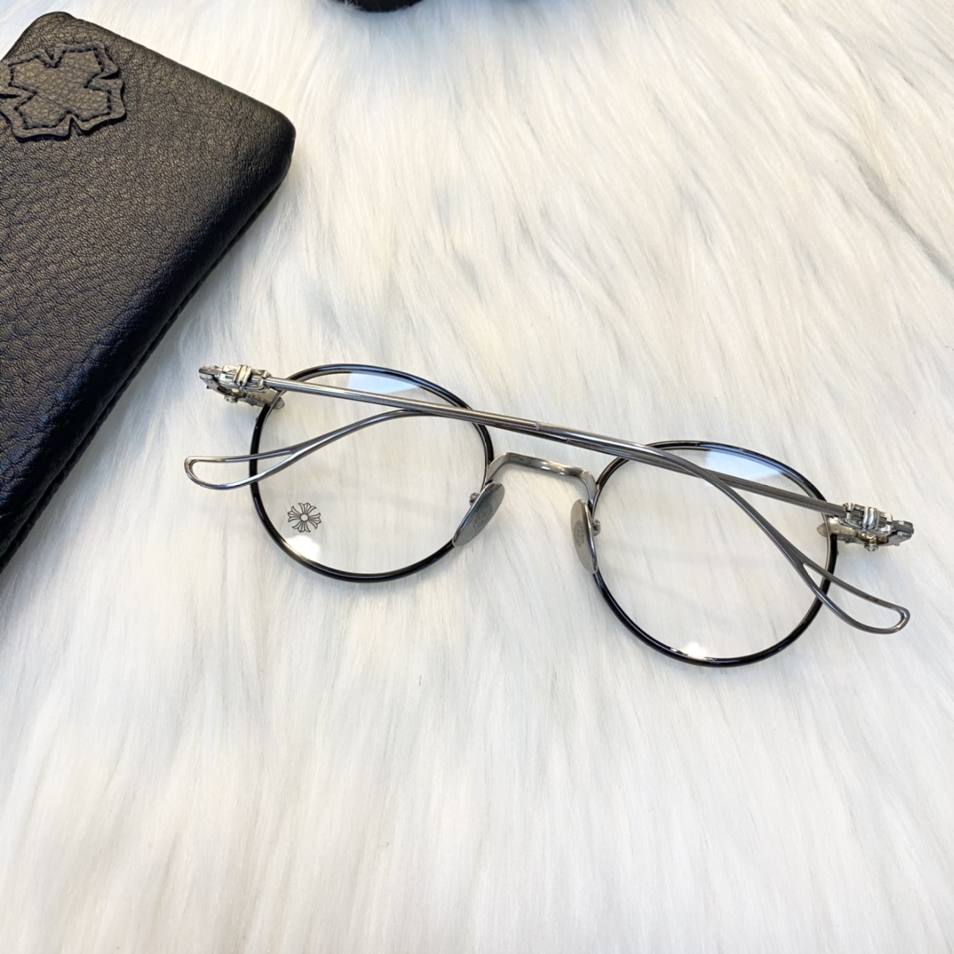 【Chrome Hearts Silver Accessories, Black Cross Glasses】Total weight: 16 grams. Extremely lightweight.Feels like you're not wearing any.Suitable for everyday wear, very comfortable.Accessories are 925 sterling silver, identical to the authentic p