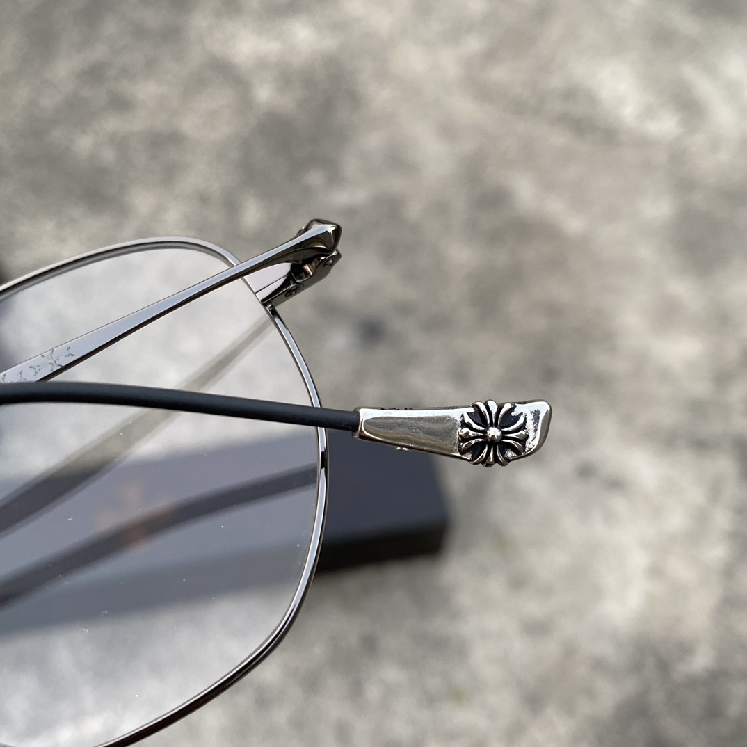 CH Ultralight Pure Titanium Cross-Shaped Glasses (Pure Black)A super popular pair, identical to the original, with high-quality craftsmanship. Every detail is meticulously crafted, featuring exclusive hand-engraved lettering. Only a few hundred yua