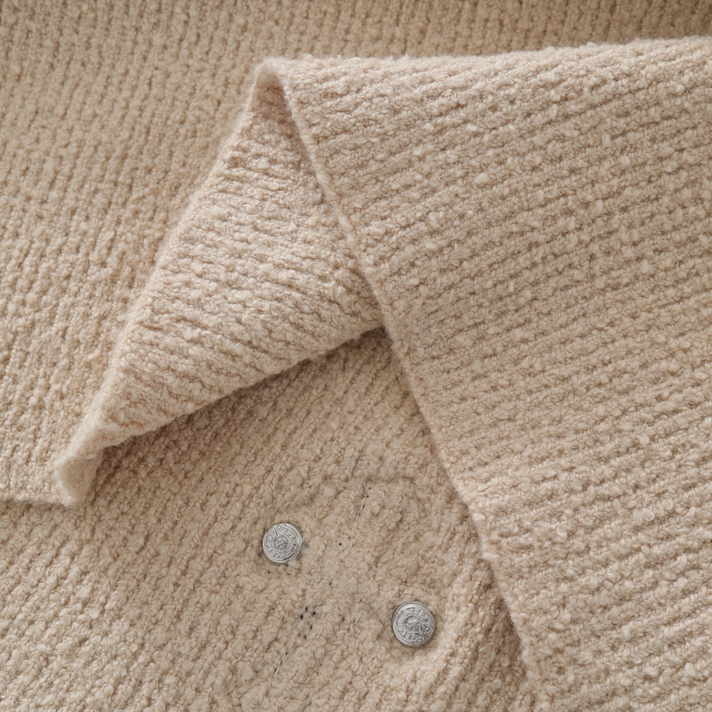 CH's new leopard print cross cream-colored sweater. All sizes are now available. Original version purchased from Hangzhou Guozhuan in January for 20,000 RMB. Custom-dyed fancy yarn, a blend of three yarns, made of 82% cotton, 16% nylon, and 2% spande