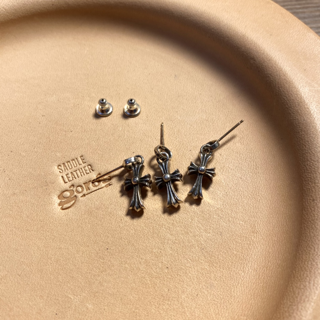 [Ready Stock, Ships Immediately] Chrome Hearts Babyfat Earrings. A best-selling classic earring style worn by numerous celebrities and influencers. Exclusive 14k gold post with cross-shaped details identical to the original. Distinguished from copper