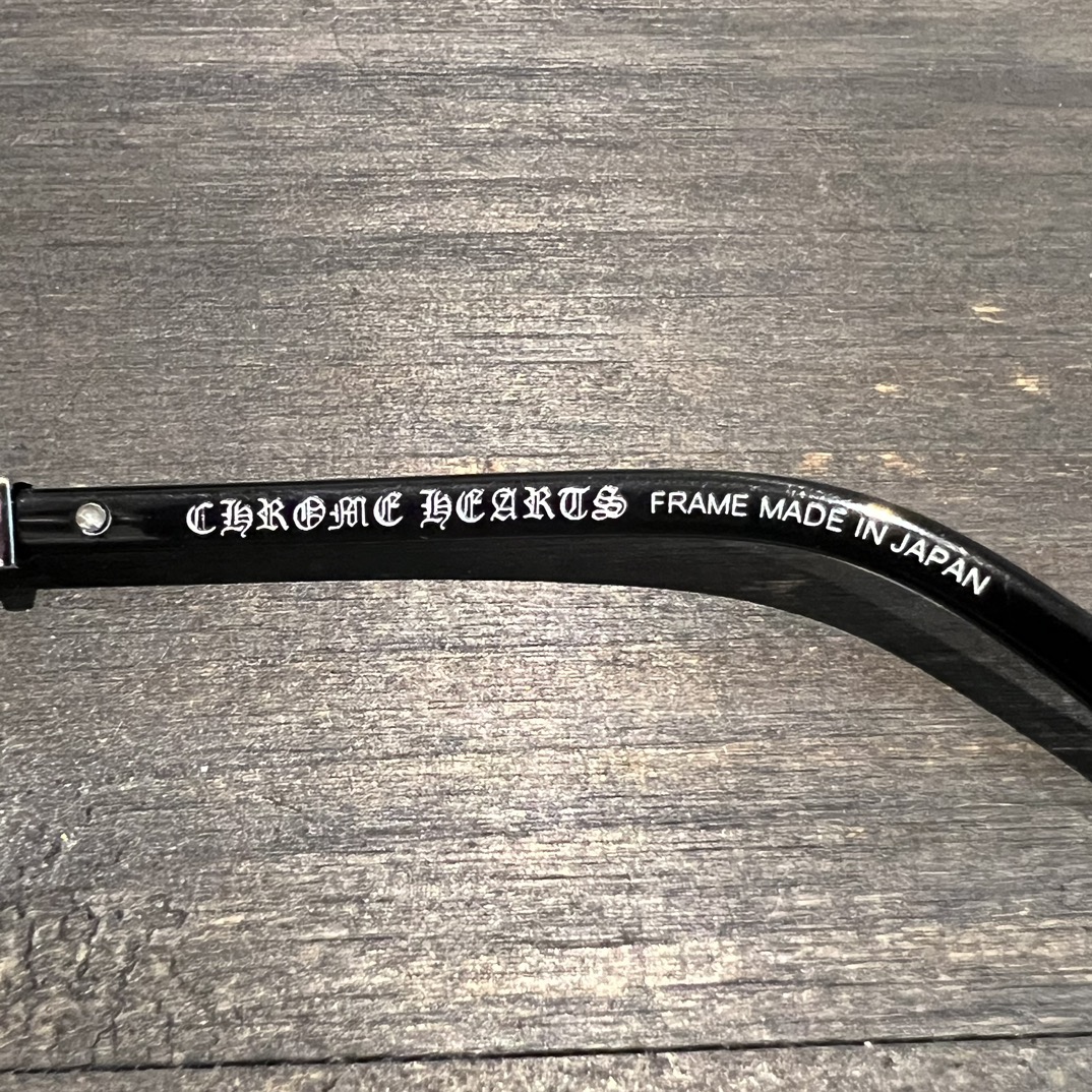 Chrome HeartsVine-patterned Glasses, Classic Black FrameTitanium alloy frame, as popular as Xue Zhiqian's glasses, unisex, classic vine element on the temples, impeccable detailsSizes: 54 (18-146)A universally flattering style, fashionable bla