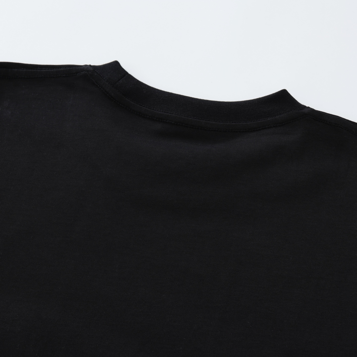 CH's new Los Angeles limited edition horseshoe-shaped long-sleeved shirt. All sizes are now available. Originally purchased from Dewu for 6919. The fabric is 220g 32S double yarn. The print uses imported ink printing technology. Simple design, no com