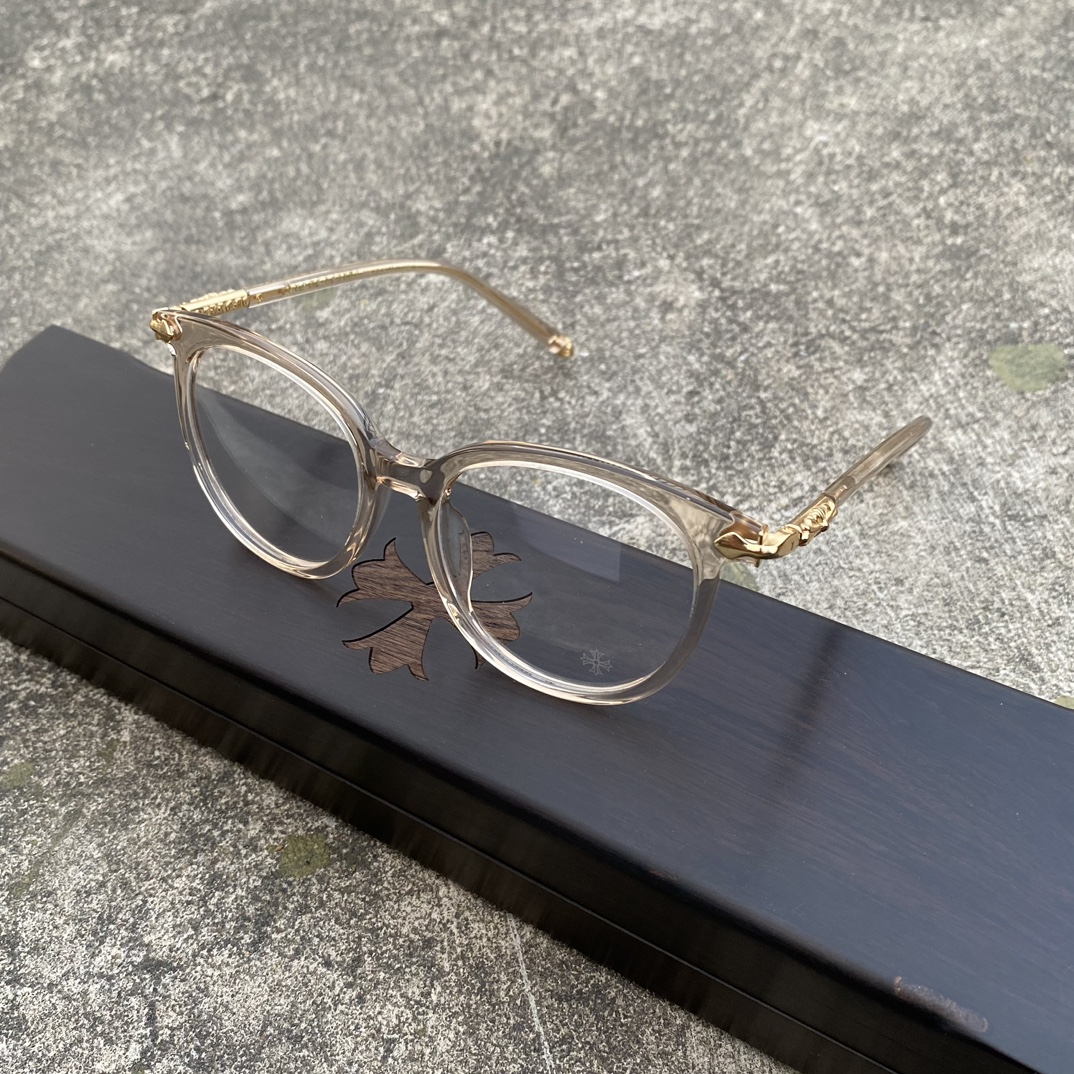 CH Pink Transparent Gold Cross Flower GlassesA super popular pair, identical to the original, with high-quality nose pads and meticulous attention to detail. Exclusive hand-engraved lettering. Only a few hundred yuan!Glasses are personal items; w