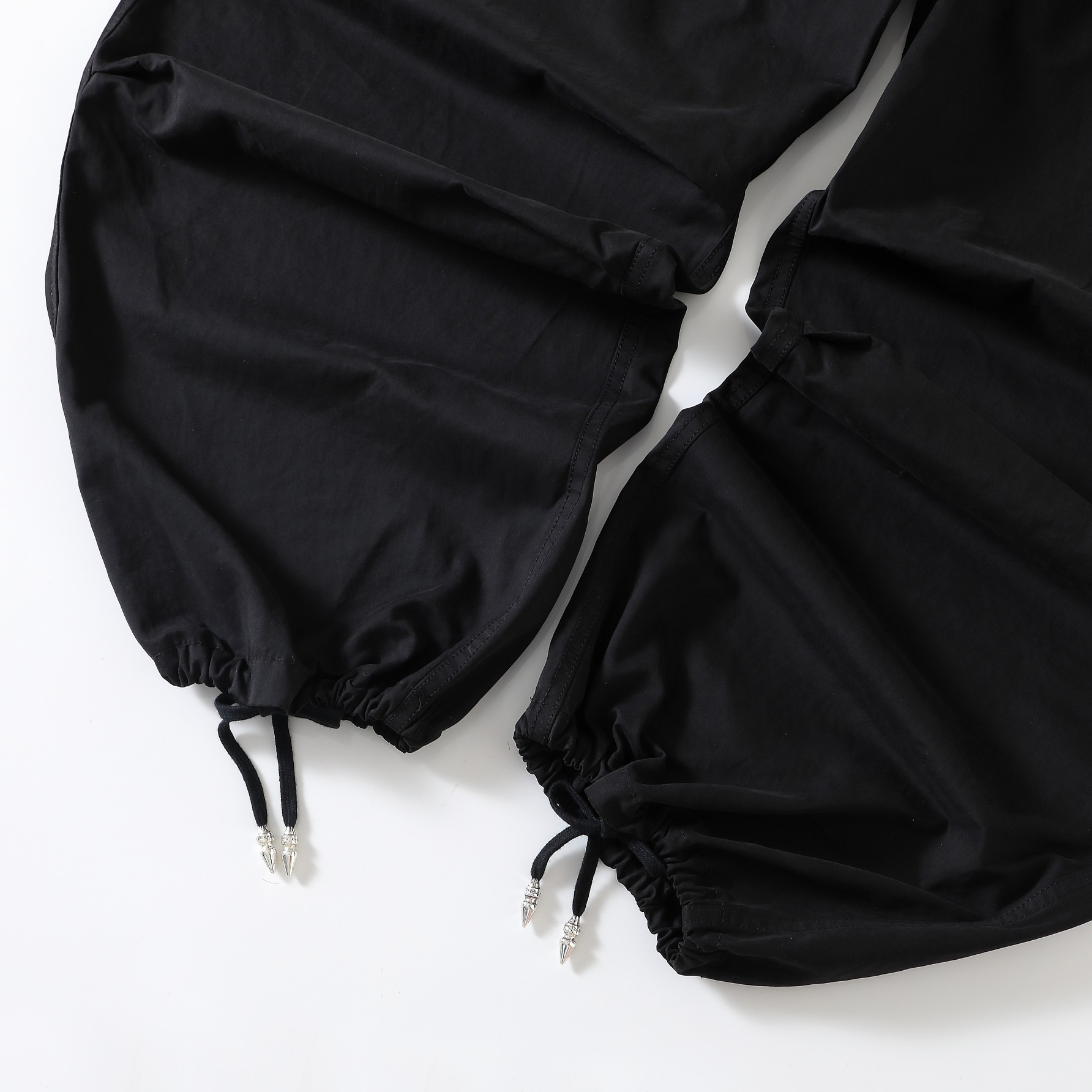 CH Chrome Hearts 24ss Drawstring Wide-Leg Paratrooper PantsOriginal version purchased for over 20,000 RMB. Made of military green custom-dyed pure cotton fabric, 200g, thick and breathable. Sizes are the same as the original, only one size available