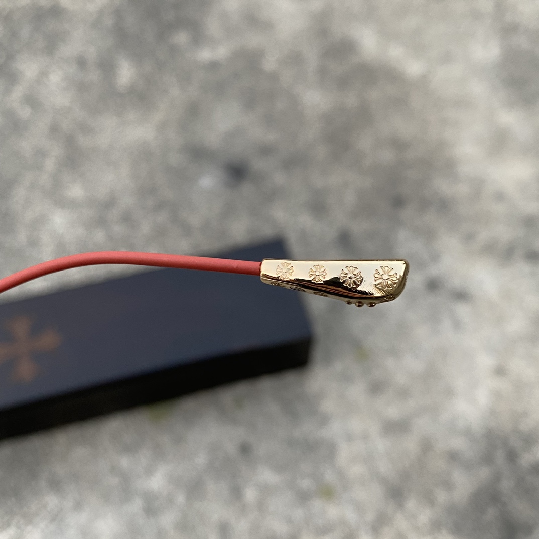 CH Ultralight Pure Titanium Cross-Shaped Glasses (Black Frame, Red and Gold Color Scheme)A super popular model, identical to the original, with high-quality nose pads and meticulous attention to detail. Exclusive hand-engraved lettering. Only a few