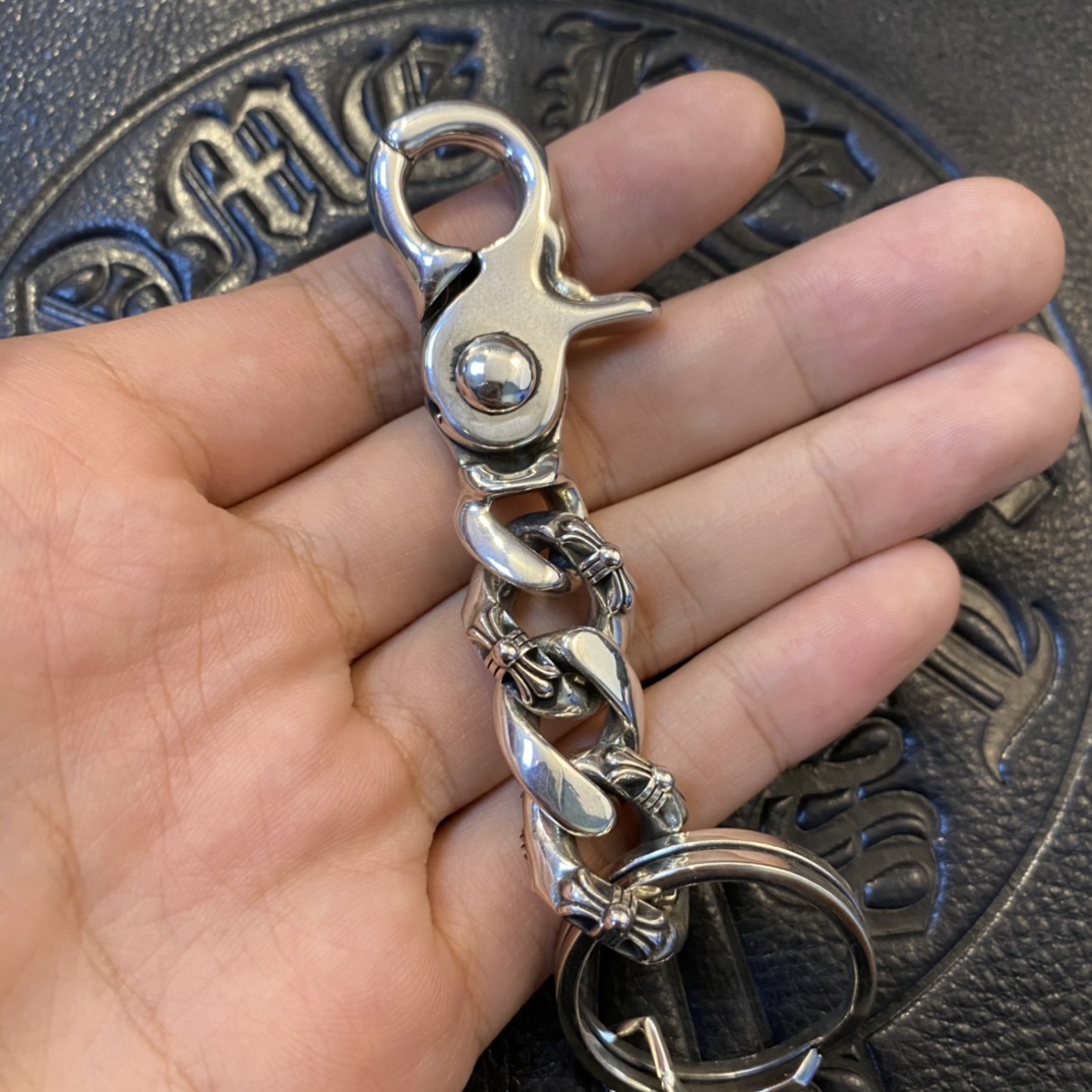 【Chrome Hearts Lobster Cross Keychain】Made entirely of 925 sterling silver, including the clasp.Weighs nearly 60 grams, with an exceptionally high-quality feel.Made to order, with an antiqued and oxidized finish; the silver content is identical