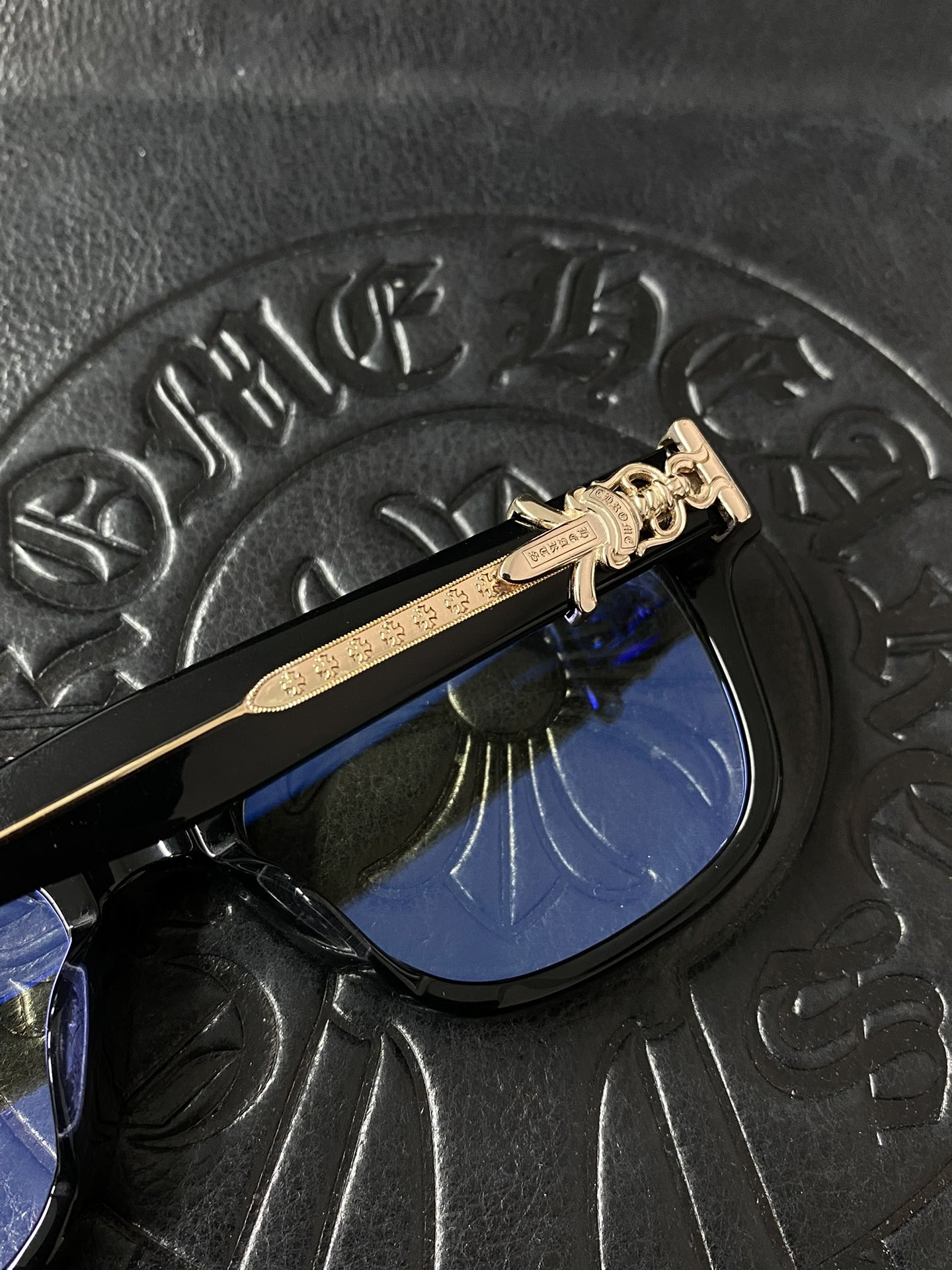 Chrome Hearts925 Sterling Silver Accessories, New Gold-rimmed Black-framed Sword GlassesSterling silver + acetate frame, featuring two 925 sterling silver sword ornaments and two cross-shaped details on the interior. 1:1 replica, meticulous atten